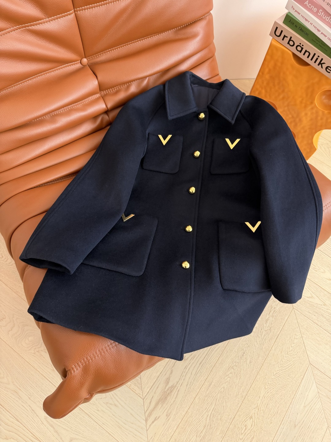 Urbanlike | V金扣装飾 中長丈 ファインウールコート | 藏青色 素材:100%ウール - 画像 1