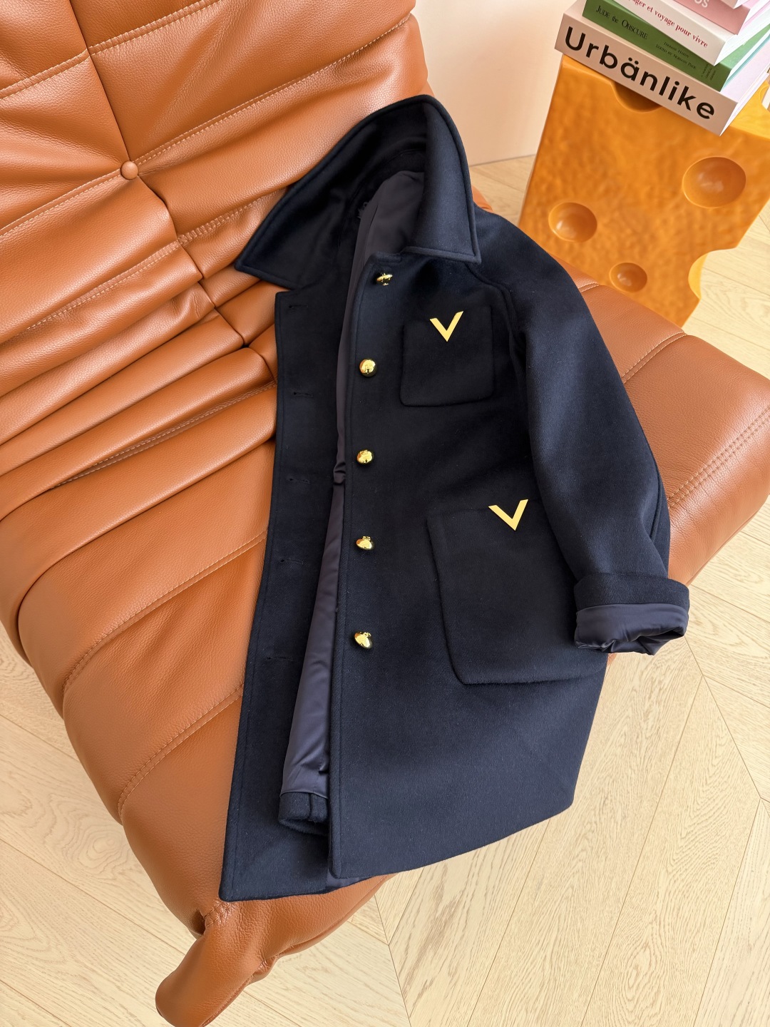 Urbanlike | V金扣装飾 中長丈 ファインウールコート | 藏青色 素材:100%ウール - 画像 2