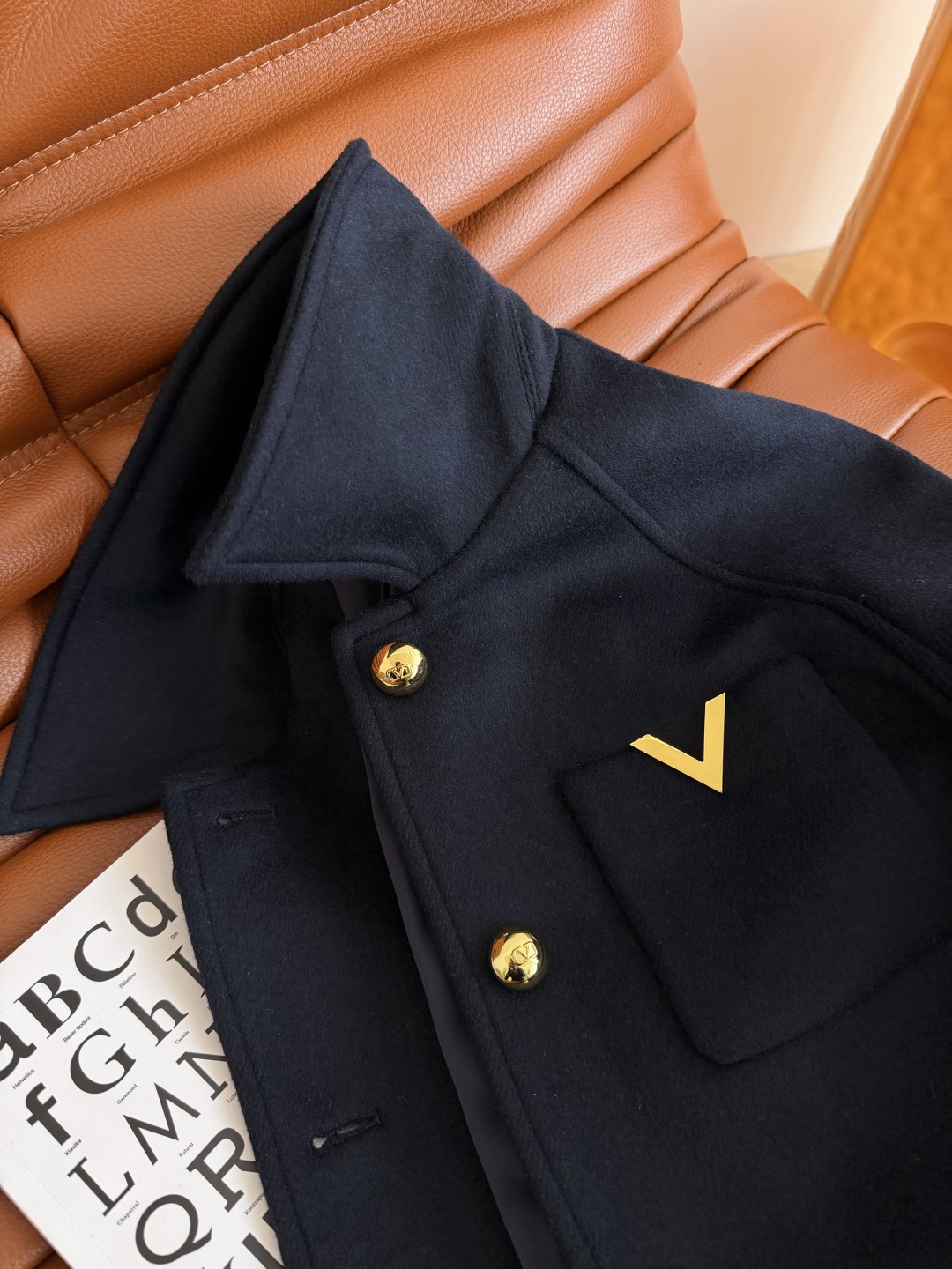 Urbanlike | V金扣装飾 中長丈 ファインウールコート | 藏青色 素材:100%ウール - 画像 5