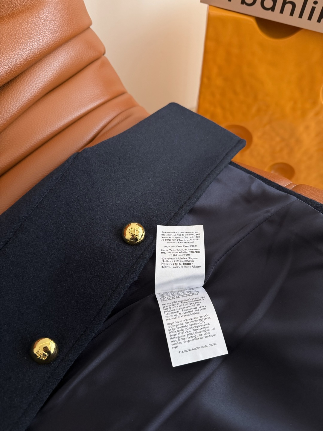 Urbanlike | V金扣装飾 中長丈 ファインウールコート | 藏青色 素材:100%ウール - 画像 8