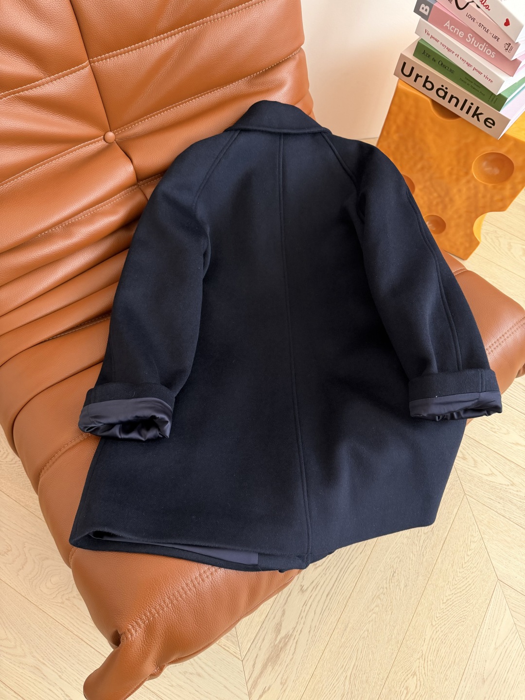 Urbanlike | V金扣装飾 中長丈 ファインウールコート | 藏青色 素材:100%ウール - 画像 9