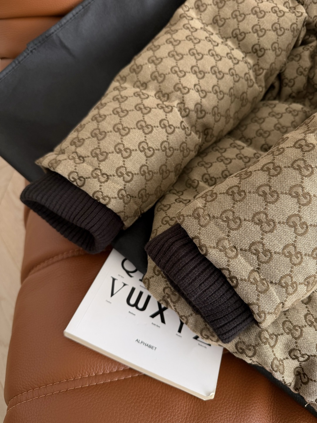 GUCCI 540 25 ネイビーマイクロ GG パッド入りコート ブラウン | カラー：ブラウン、素材：コットン、サイズ：1色3サイズ - 画像 7