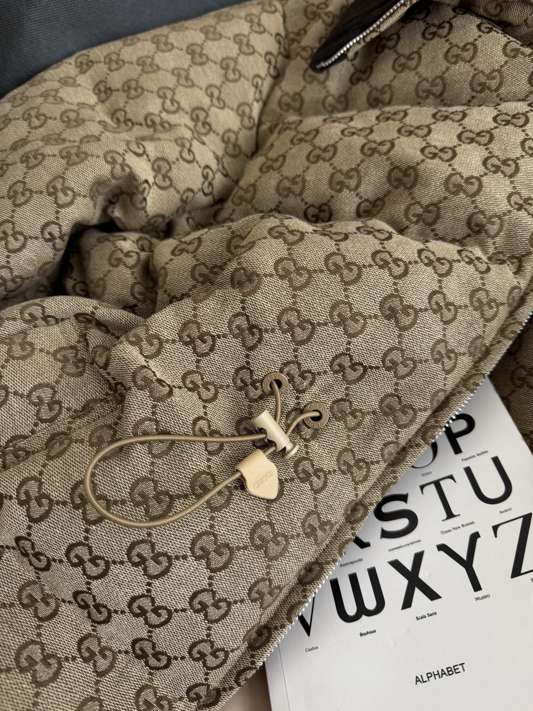 GUCCI 540 25 ネイビーマイクロ GG パッド入りコート ブラウン | カラー：ブラウン、素材：コットン、サイズ：1色3サイズ - 画像 8