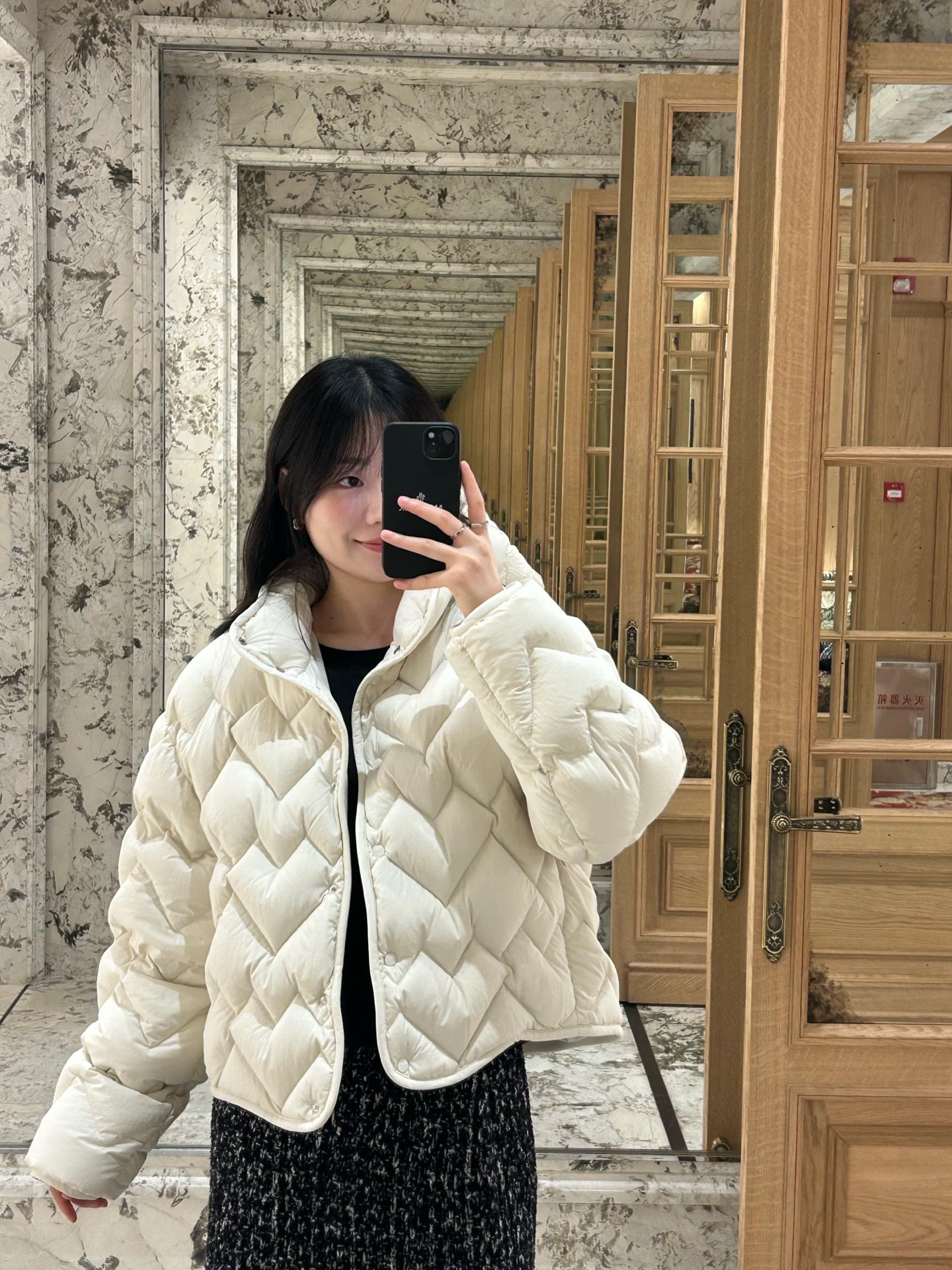Moncler 550 25FW 三角波紋 ファッション ミニ丈 立襟 フェイクファー ホワイト - 画像 1
