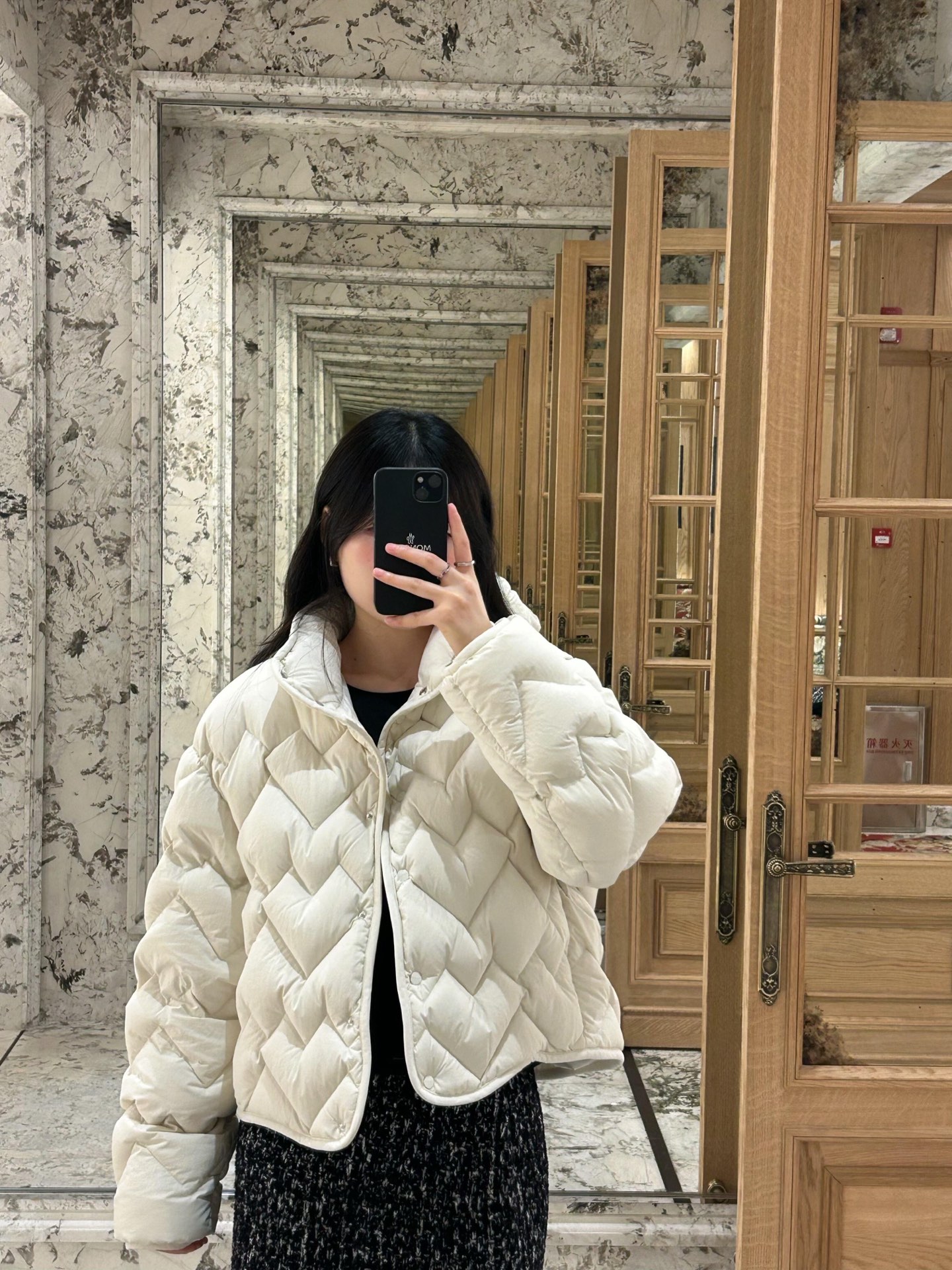 Moncler 550 25FW 三角波紋 ファッション ミニ丈 立襟 フェイクファー ホワイト - 画像 2