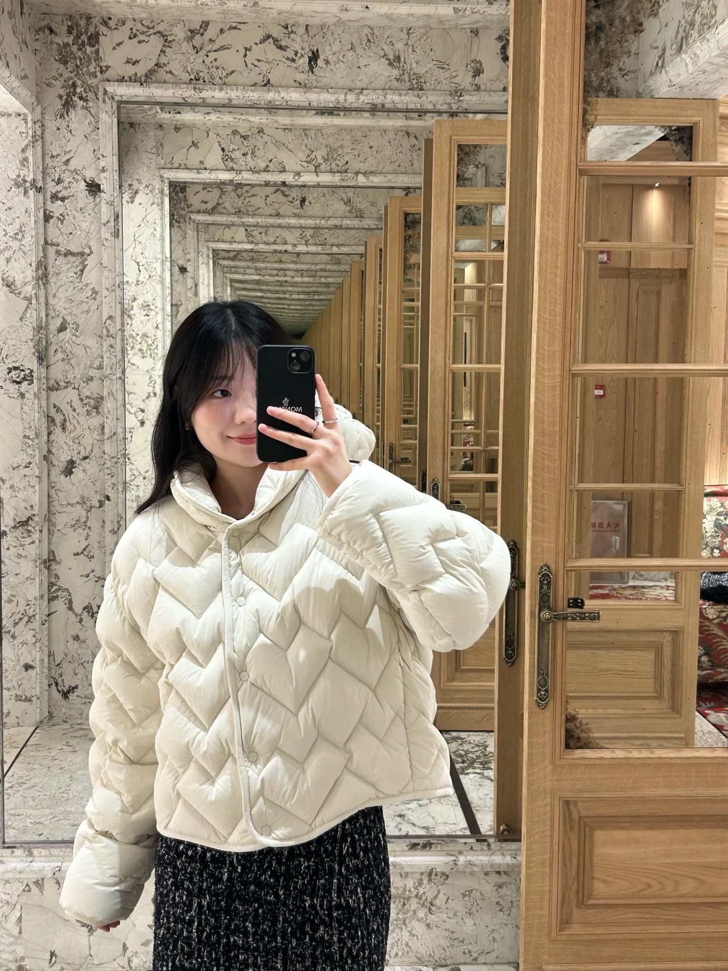 Moncler 550 25FW 三角波紋 ファッション ミニ丈 立襟 フェイクファー ホワイト - 画像 3