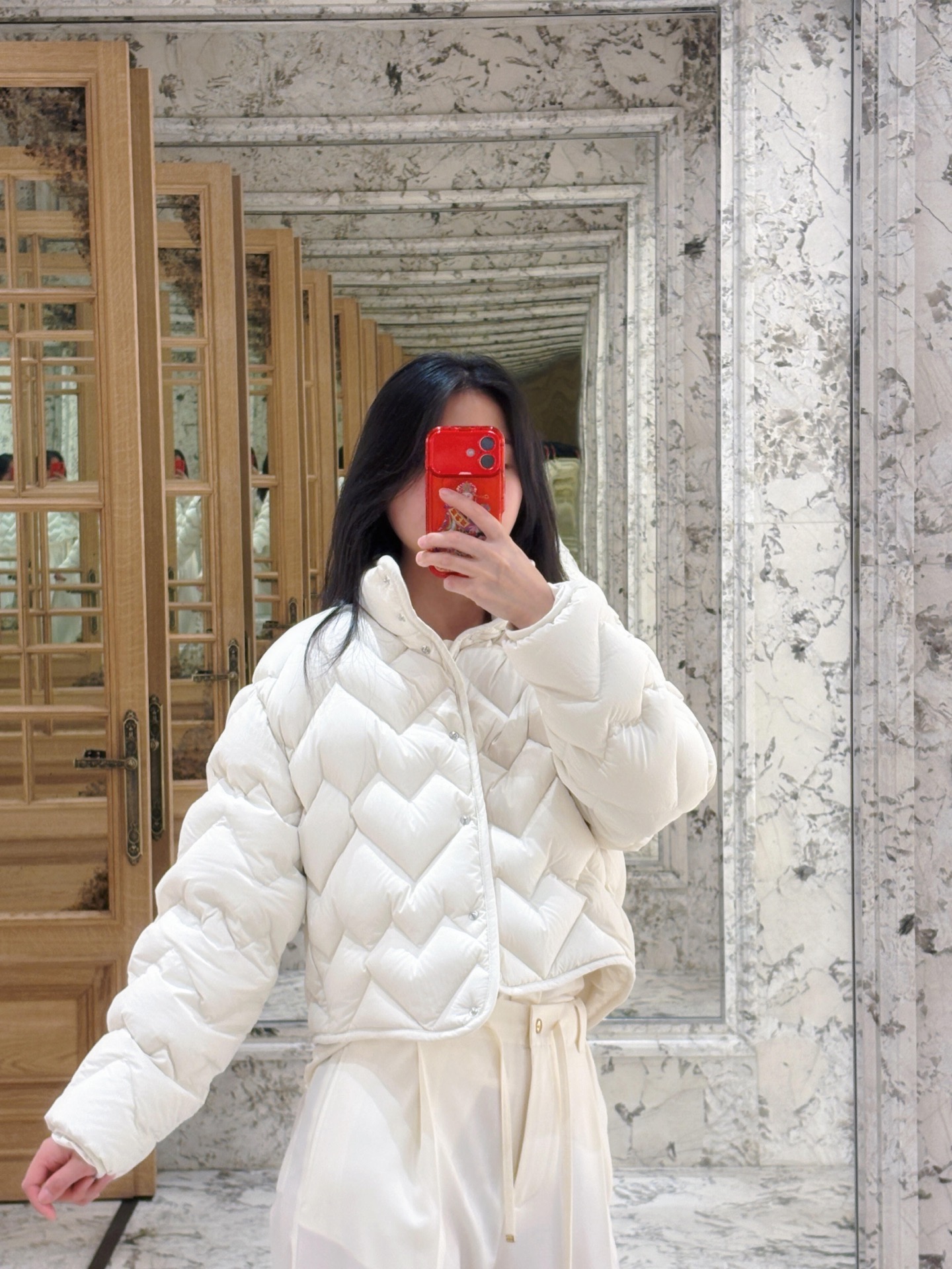 Moncler 550 25FW 三角波紋 ファッション ミニ丈 立襟 フェイクファー ホワイト - 画像 5