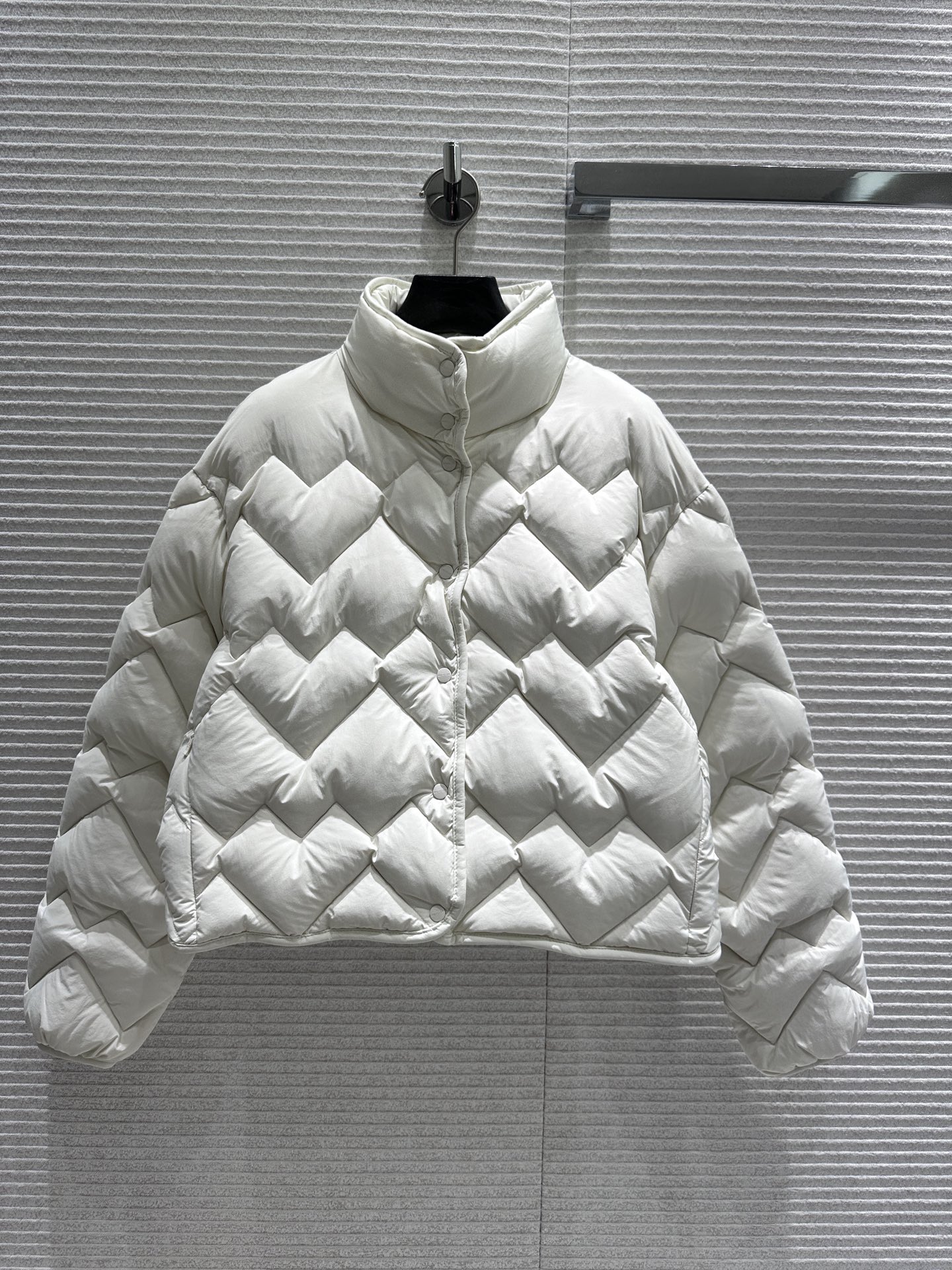 Seneven 550 短丈 ロゴ入り ホワイト 90%グースダウン 短袖羽織り 1705字符 - 画像 1