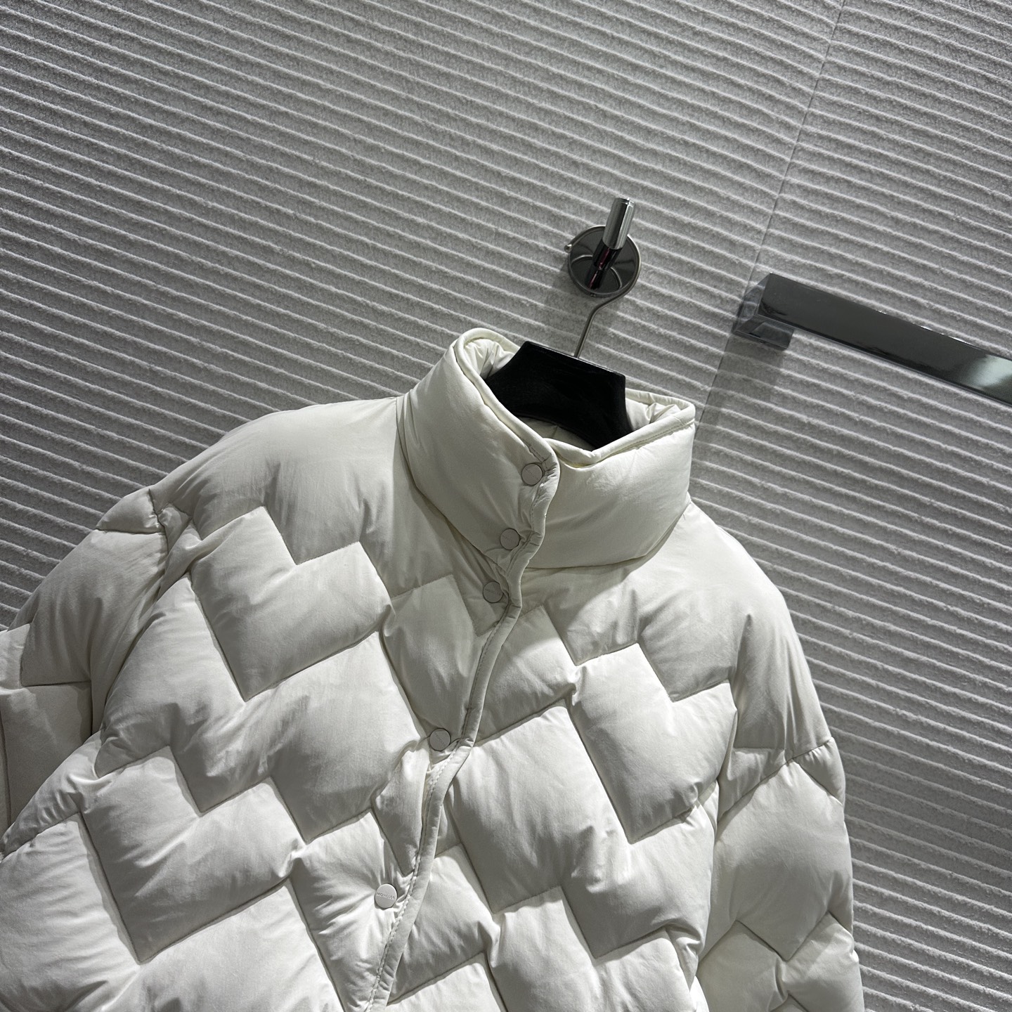 Seneven 550 短丈 ロゴ入り ホワイト 90%グースダウン 短袖羽織り 1705字符 - 画像 2