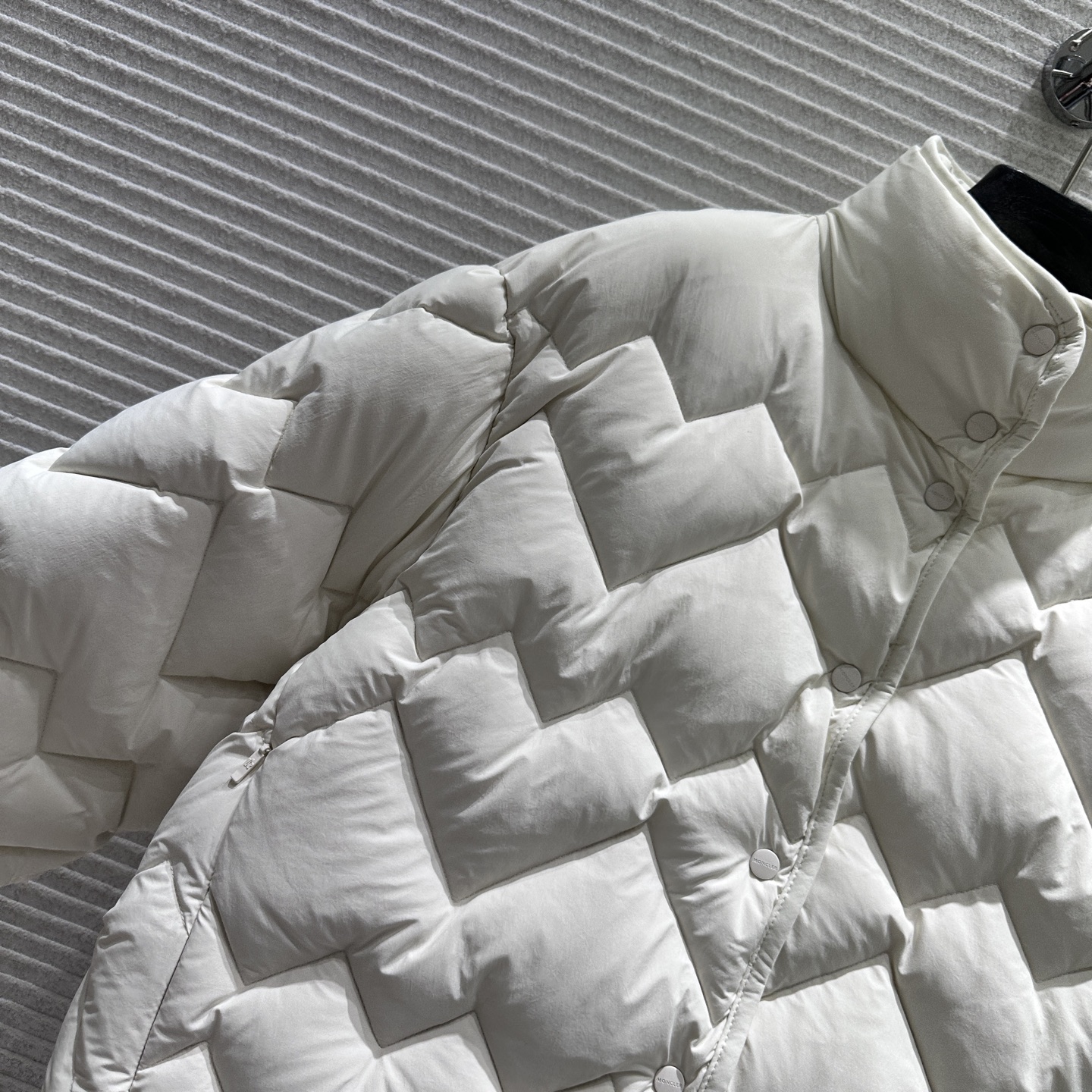 Seneven 550 短丈 ロゴ入り ホワイト 90%グースダウン 短袖羽織り 1705字符 - 画像 3