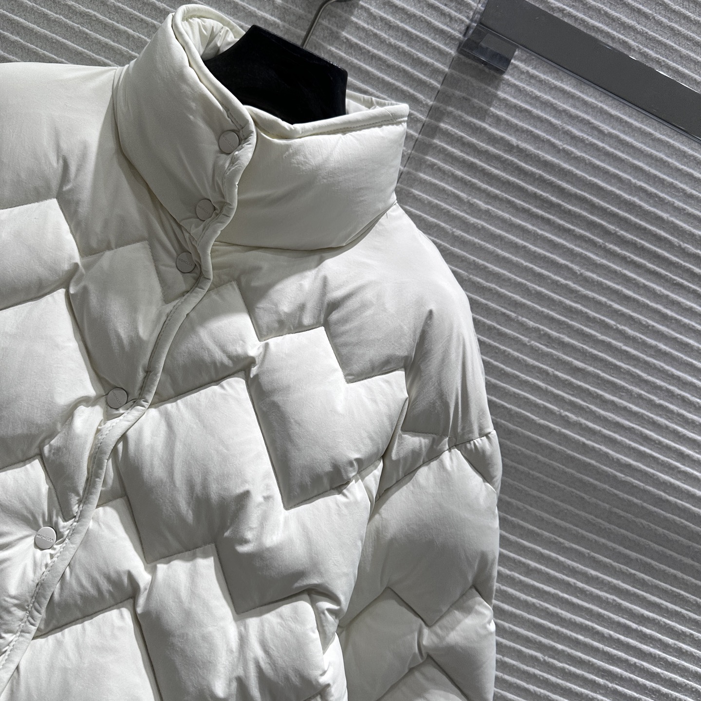 Seneven 550 短丈 ロゴ入り ホワイト 90%グースダウン 短袖羽織り 1705字符 - 画像 4