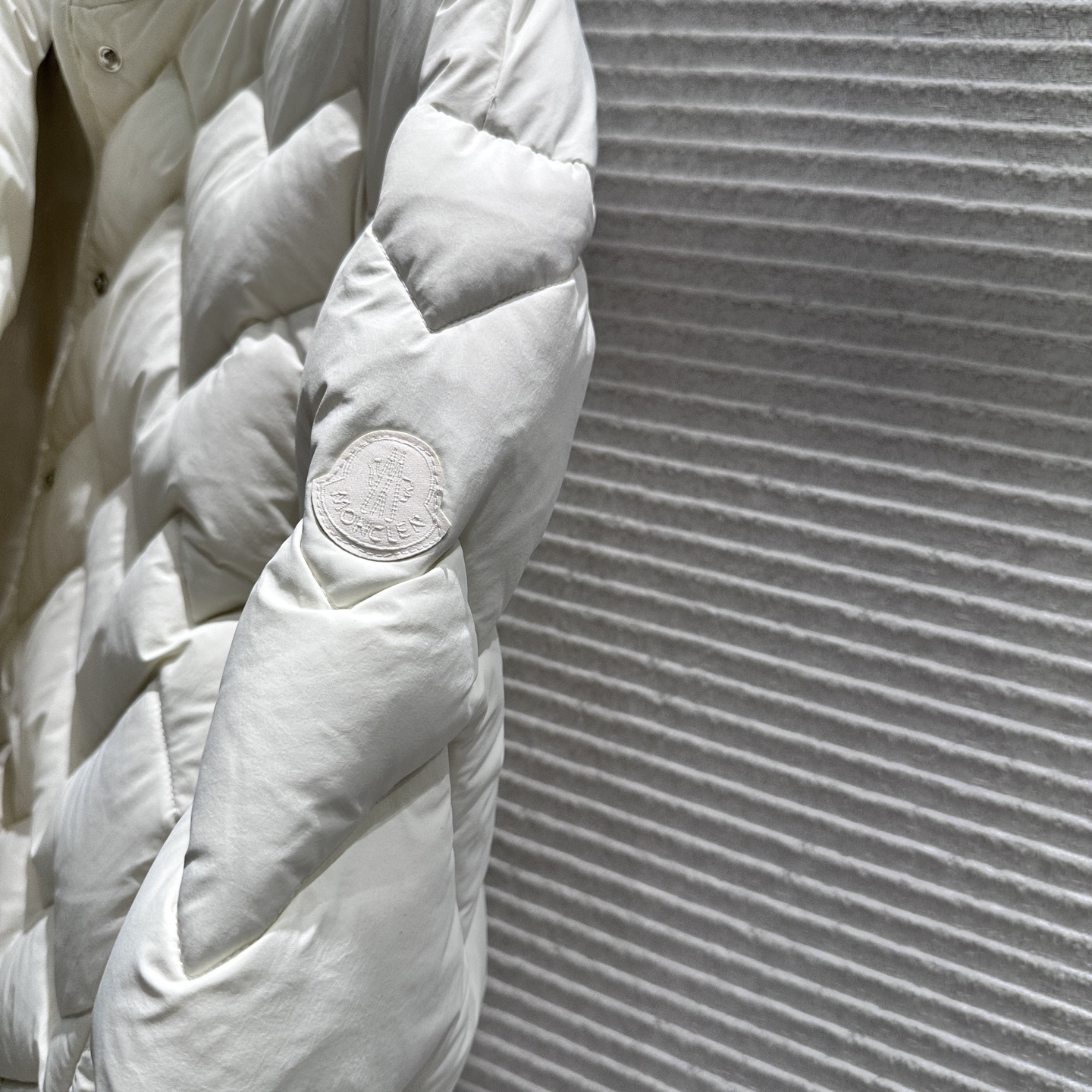 Seneven 550 短丈 ロゴ入り ホワイト 90%グースダウン 短袖羽織り 1705字符 - 画像 5