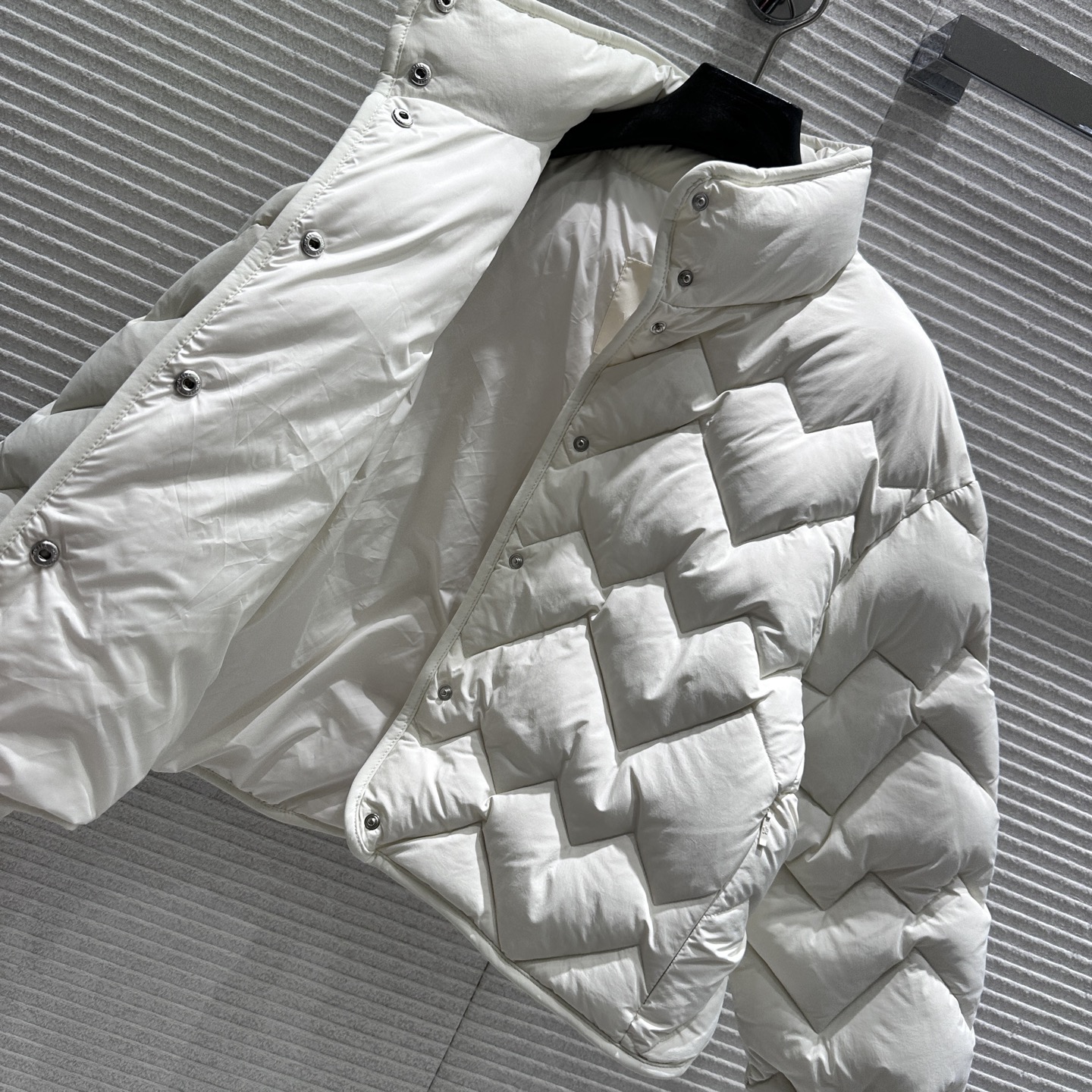 Seneven 550 短丈 ロゴ入り ホワイト 90%グースダウン 短袖羽織り 1705字符 - 画像 6