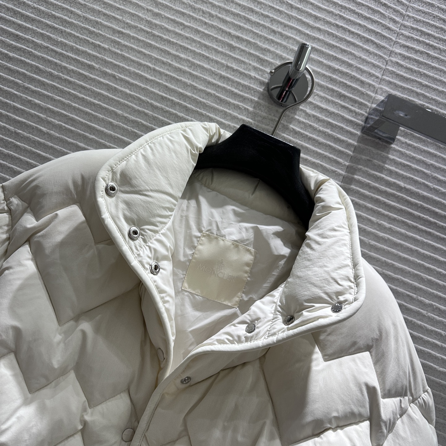 Seneven 550 短丈 ロゴ入り ホワイト 90%グースダウン 短袖羽織り 1705字符 - 画像 7