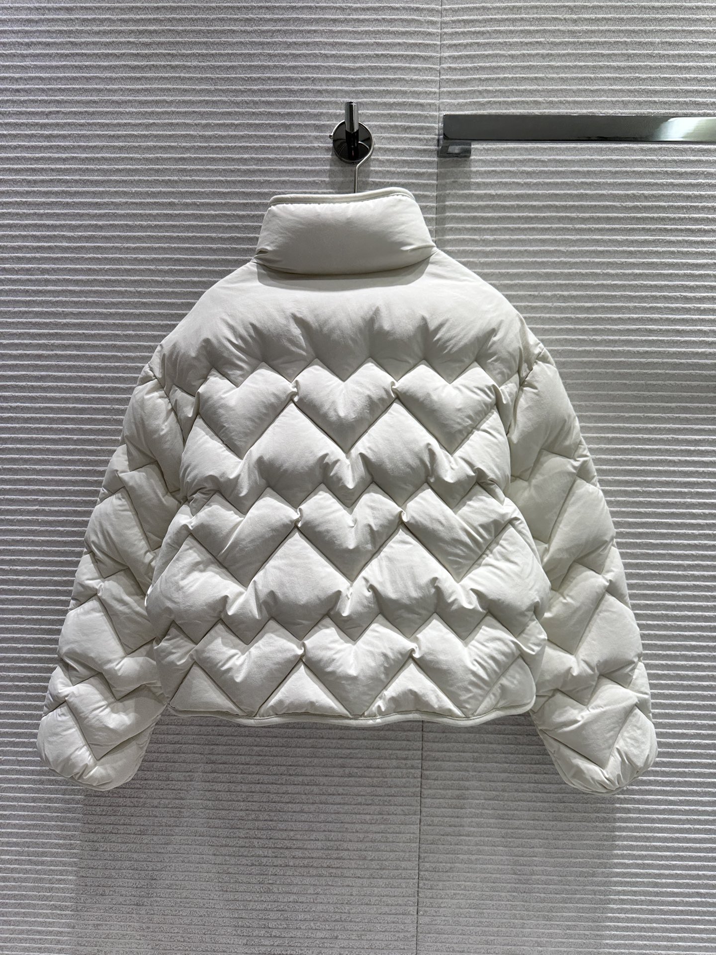 Seneven 550 短丈 ロゴ入り ホワイト 90%グースダウン 短袖羽織り 1705字符 - 画像 9