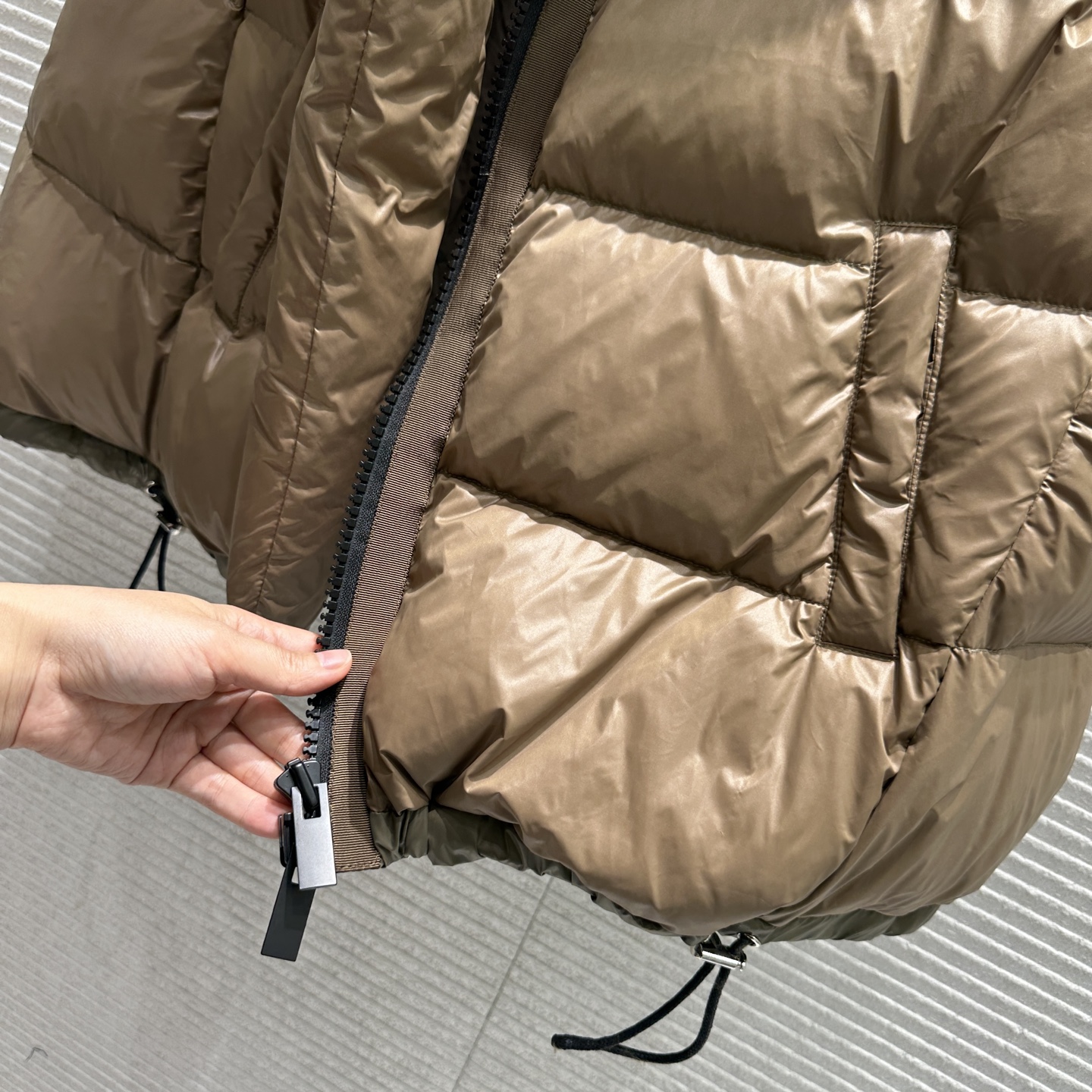 sacai フーデッドパフジャケット 100%綿 棕色 - 画像 7