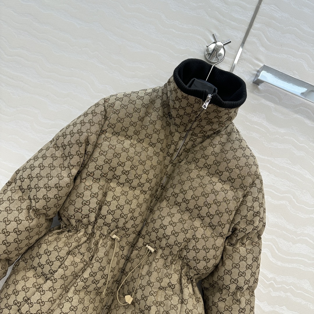 GUCCI 560 オーバーサイズ サイドゴム ロゴ柄 ダウンジャケット ベージュ - 画像 2