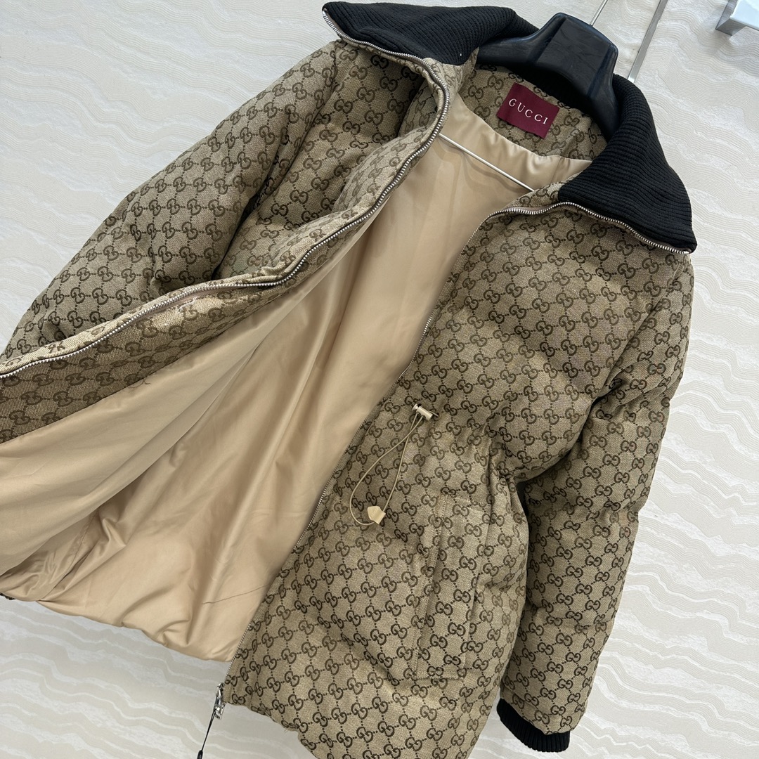 GUCCI 560 オーバーサイズ サイドゴム ロゴ柄 ダウンジャケット ベージュ - 画像 7
