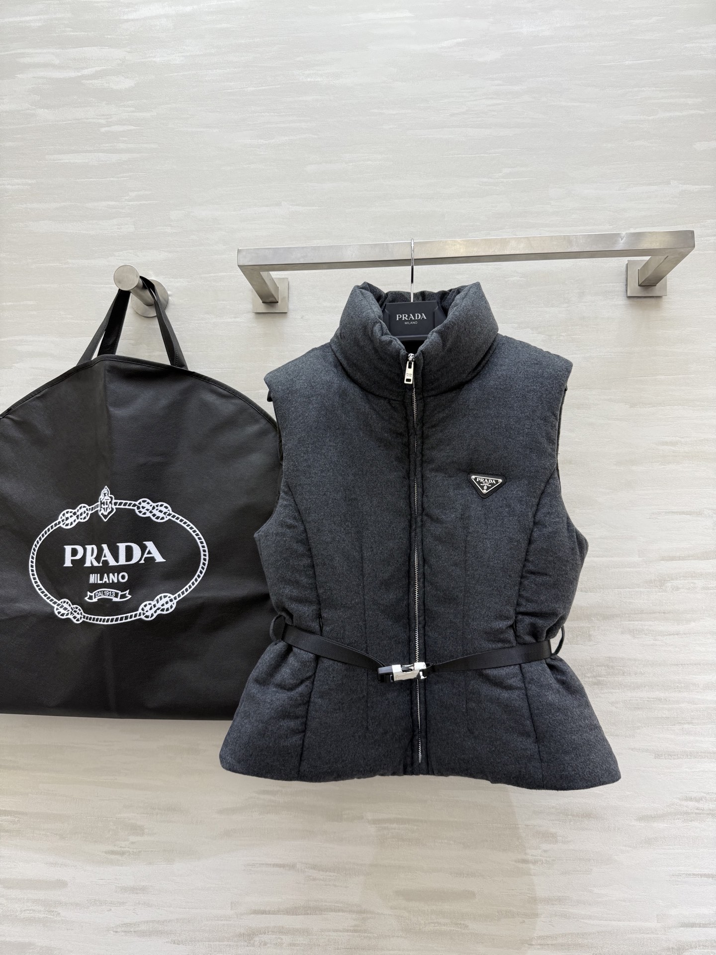PRADA 590 Prad2 ダウンベスト 90%ホワイトグースダウン リボンベルト付き ブラック - 画像 1
