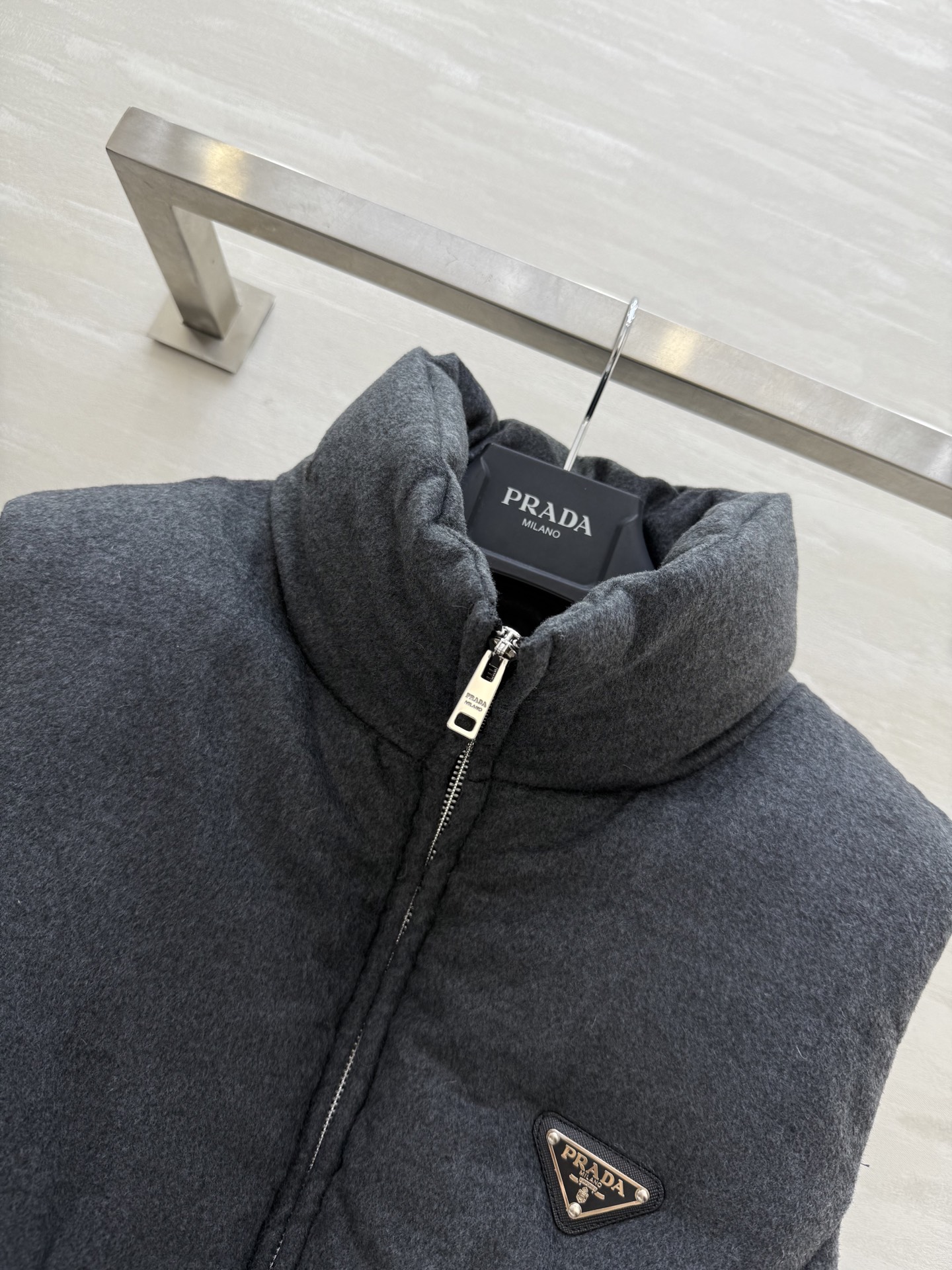 PRADA 590 Prad2 ダウンベスト 90%ホワイトグースダウン リボンベルト付き ブラック - 画像 3