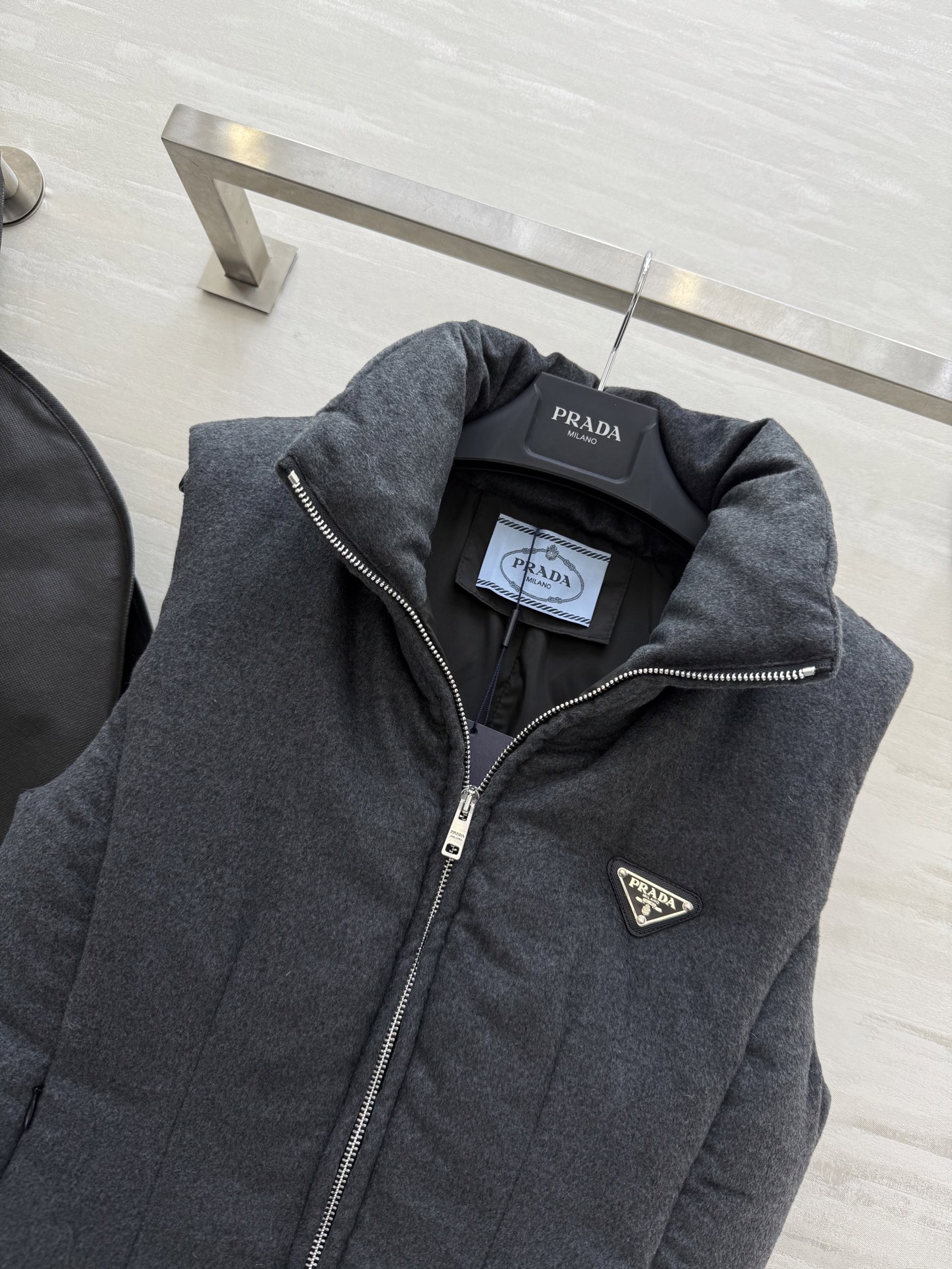 PRADA 590 Prad2 ダウンベスト 90%ホワイトグースダウン リボンベルト付き ブラック - 画像 5