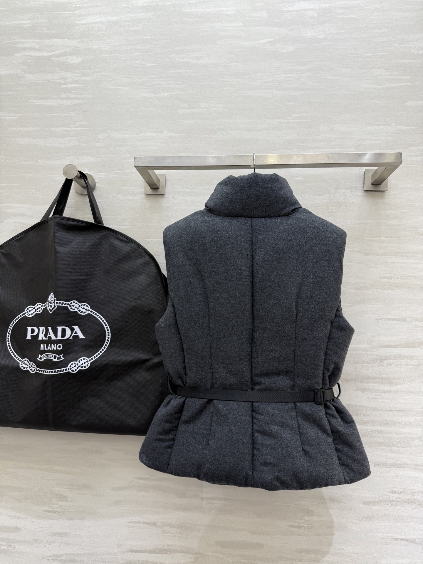 PRADA 590 Prad2 ダウンベスト 90%ホワイトグースダウン リボンベルト付き ブラック - 画像 6