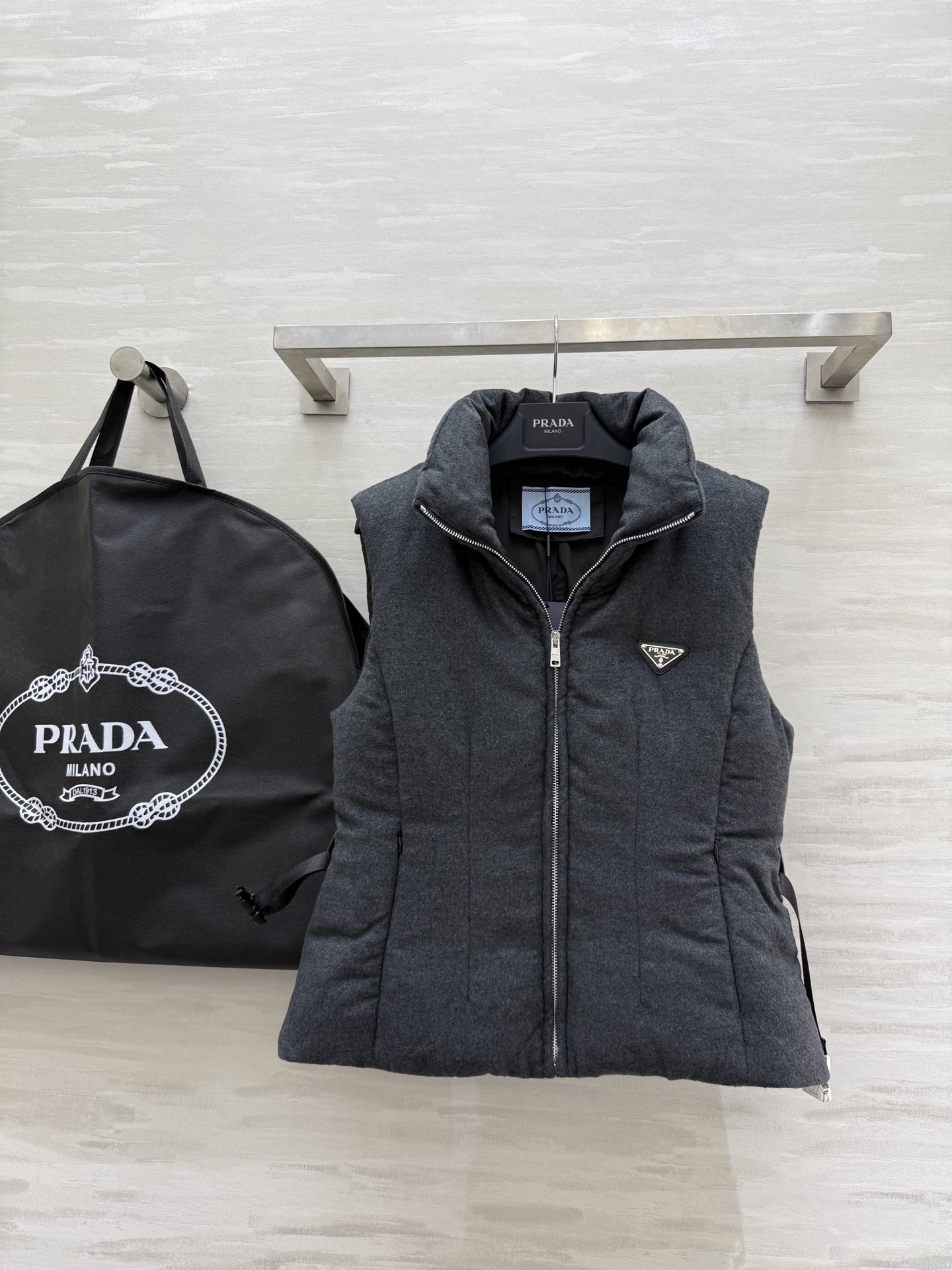 PRADA 590 Prad2 ダウンベスト 90%ホワイトグースダウン リボンベルト付き ブラック - 画像 7