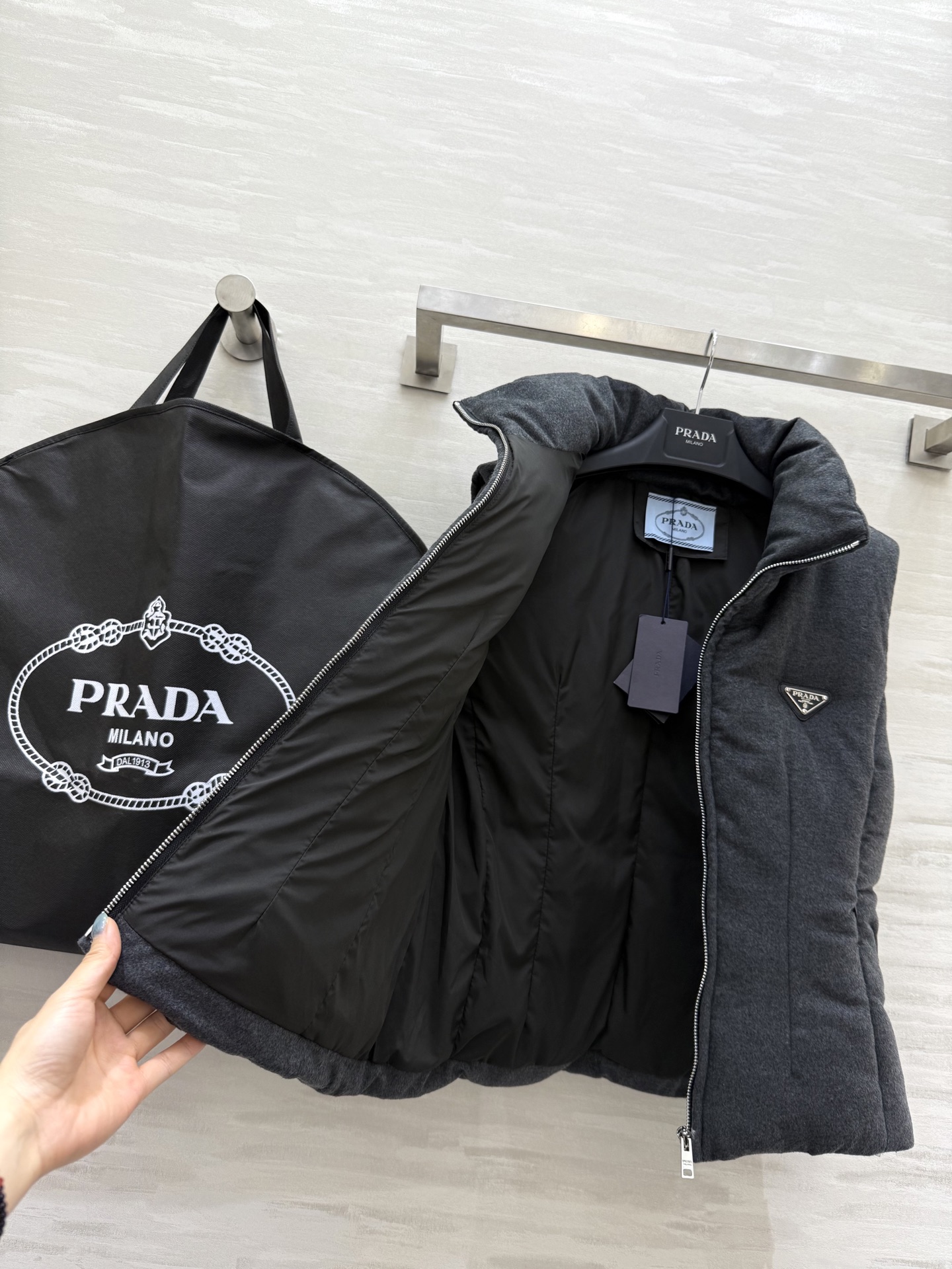 PRADA 590 Prad2 ダウンベスト 90%ホワイトグースダウン リボンベルト付き ブラック - 画像 8