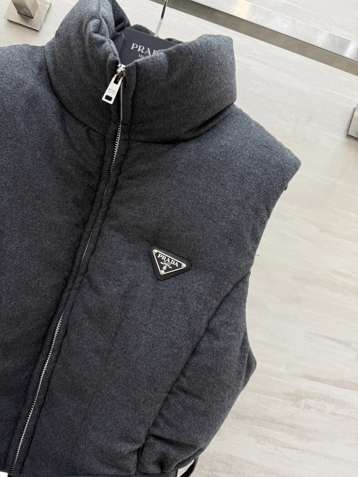 PRADA 590 Prad2 ダウンベスト 90%ホワイトグースダウン リボンベルト付き ブラック - 画像 9