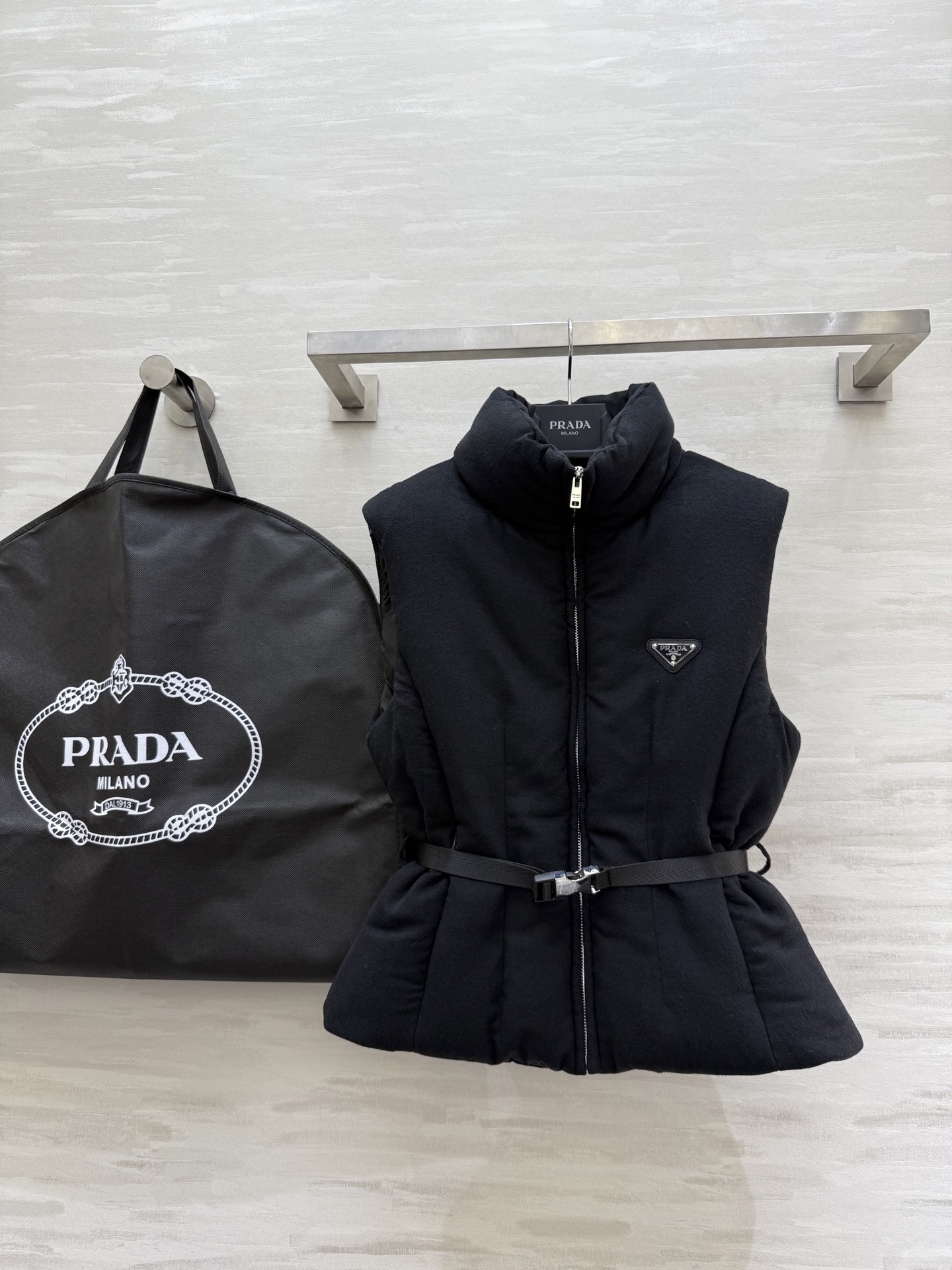 PRADA 590 Prad2 ダウンベスト 90%ホワイトグースダウン ブラック ワンポイントロゴ | SML - 画像 1