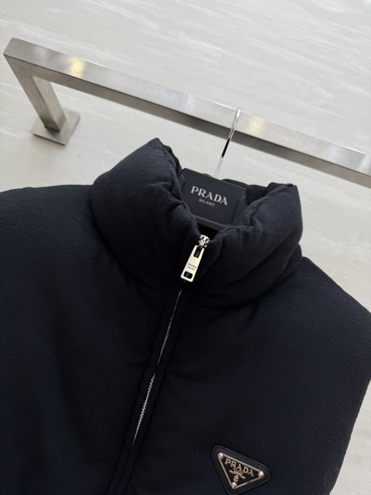 PRADA 590 Prad2 ダウンベスト 90%ホワイトグースダウン ブラック ワンポイントロゴ | SML - 画像 2