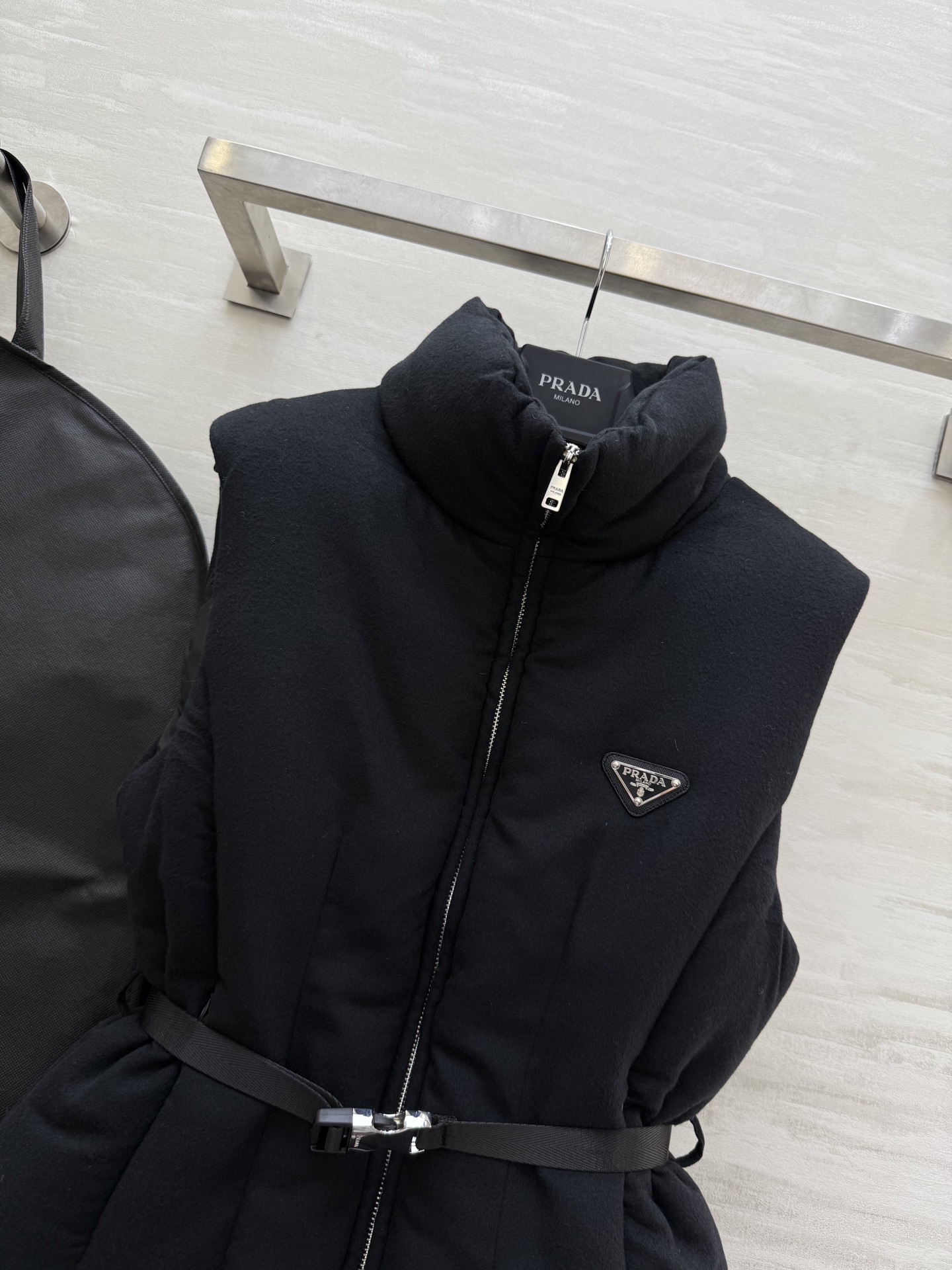 PRADA 590 Prad2 ダウンベスト 90%ホワイトグースダウン ブラック ワンポイントロゴ | SML - 画像 3