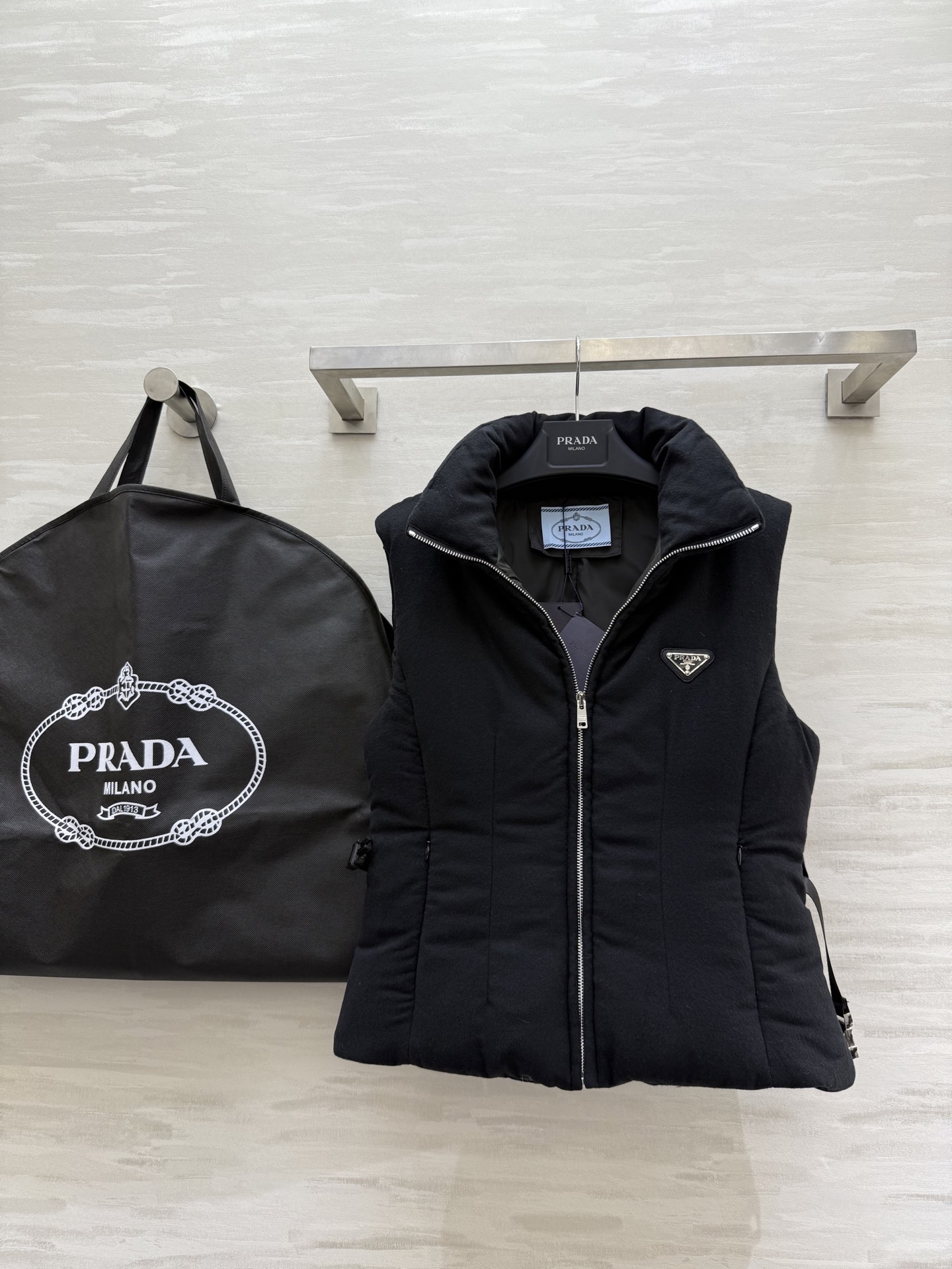 PRADA 590 Prad2 ダウンベスト 90%ホワイトグースダウン ブラック ワンポイントロゴ | SML - 画像 4