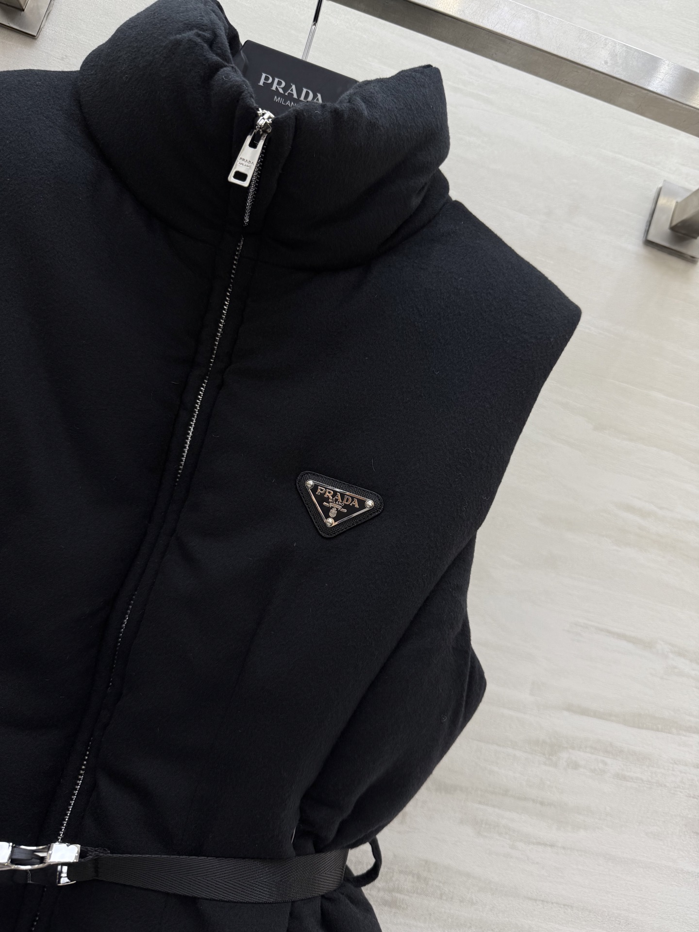 PRADA 590 Prad2 ダウンベスト 90%ホワイトグースダウン ブラック ワンポイントロゴ | SML - 画像 5