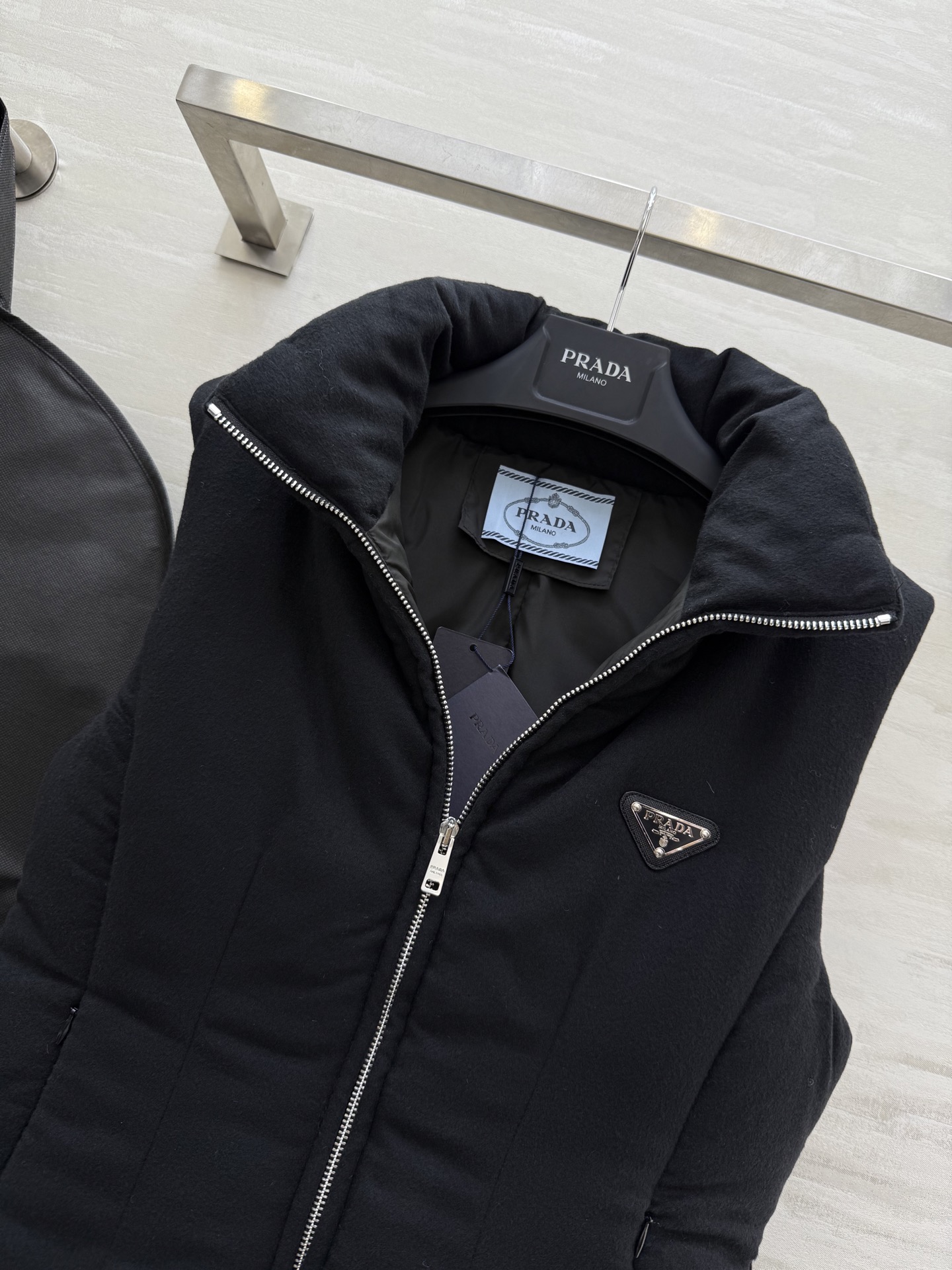 PRADA 590 Prad2 ダウンベスト 90%ホワイトグースダウン ブラック ワンポイントロゴ | SML - 画像 6