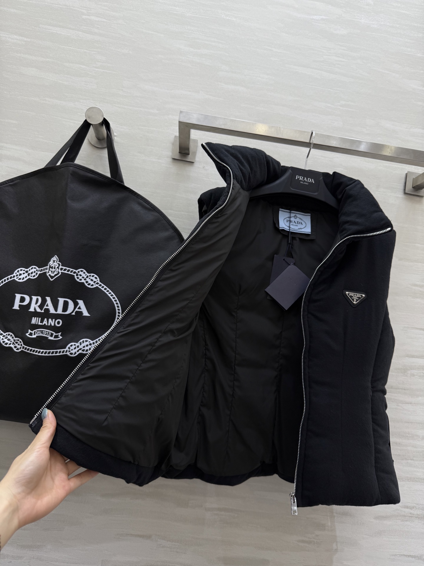 PRADA 590 Prad2 ダウンベスト 90%ホワイトグースダウン ブラック ワンポイントロゴ | SML - 画像 7