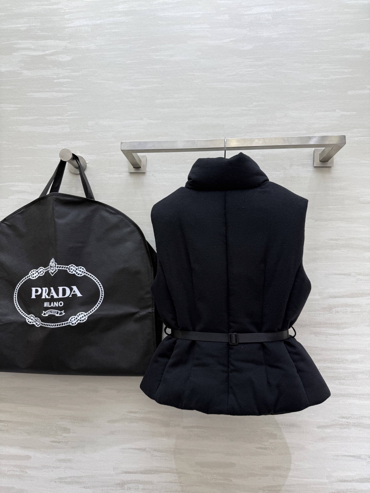 PRADA 590 Prad2 ダウンベスト 90%ホワイトグースダウン ブラック ワンポイントロゴ | SML - 画像 8