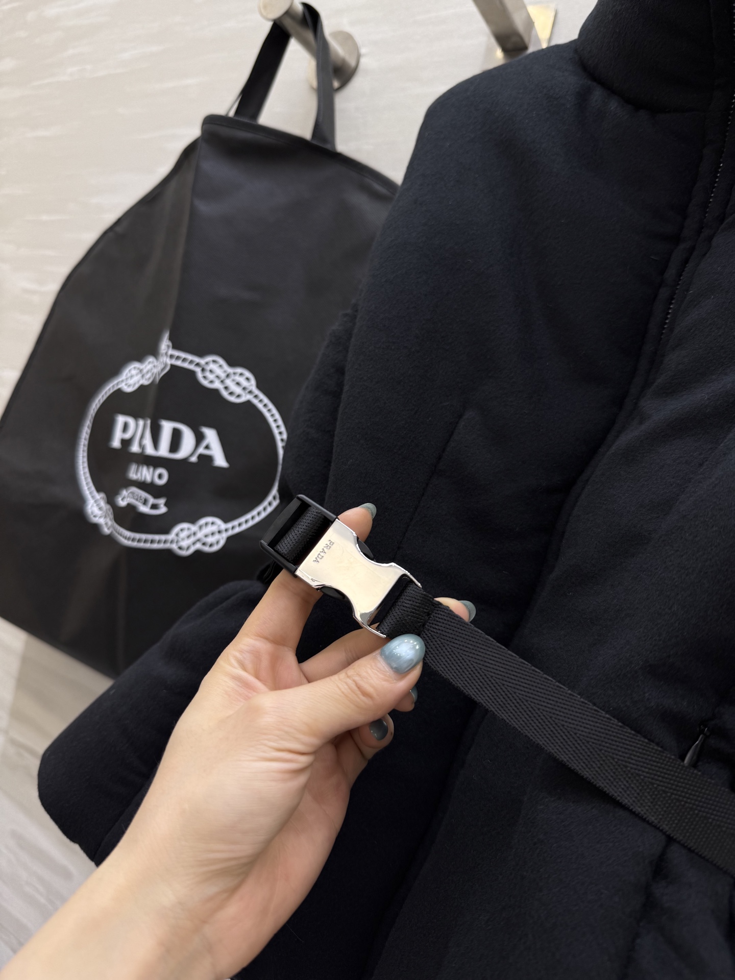 PRADA 590 Prad2 ダウンベスト 90%ホワイトグースダウン ブラック ワンポイントロゴ | SML - 画像 9