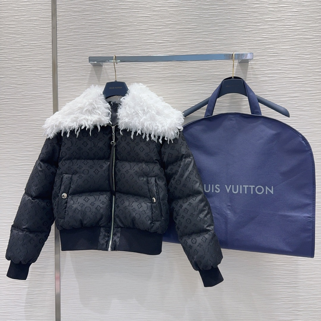 ルイ・ヴィトン 610 ファー襟ニット ブラック | 2025FW 新作 ミリタリーバルブ フェルト インサート ロゴプリント ファイバー素材 ショートジャケット 保暖性抜群 2Way サイズSML - 画像 1