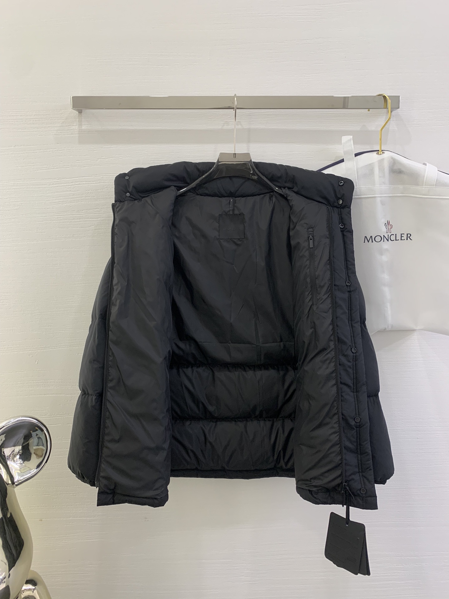 MONCLER ロフジャケット 90%ダックダウン ブラック - 画像 3