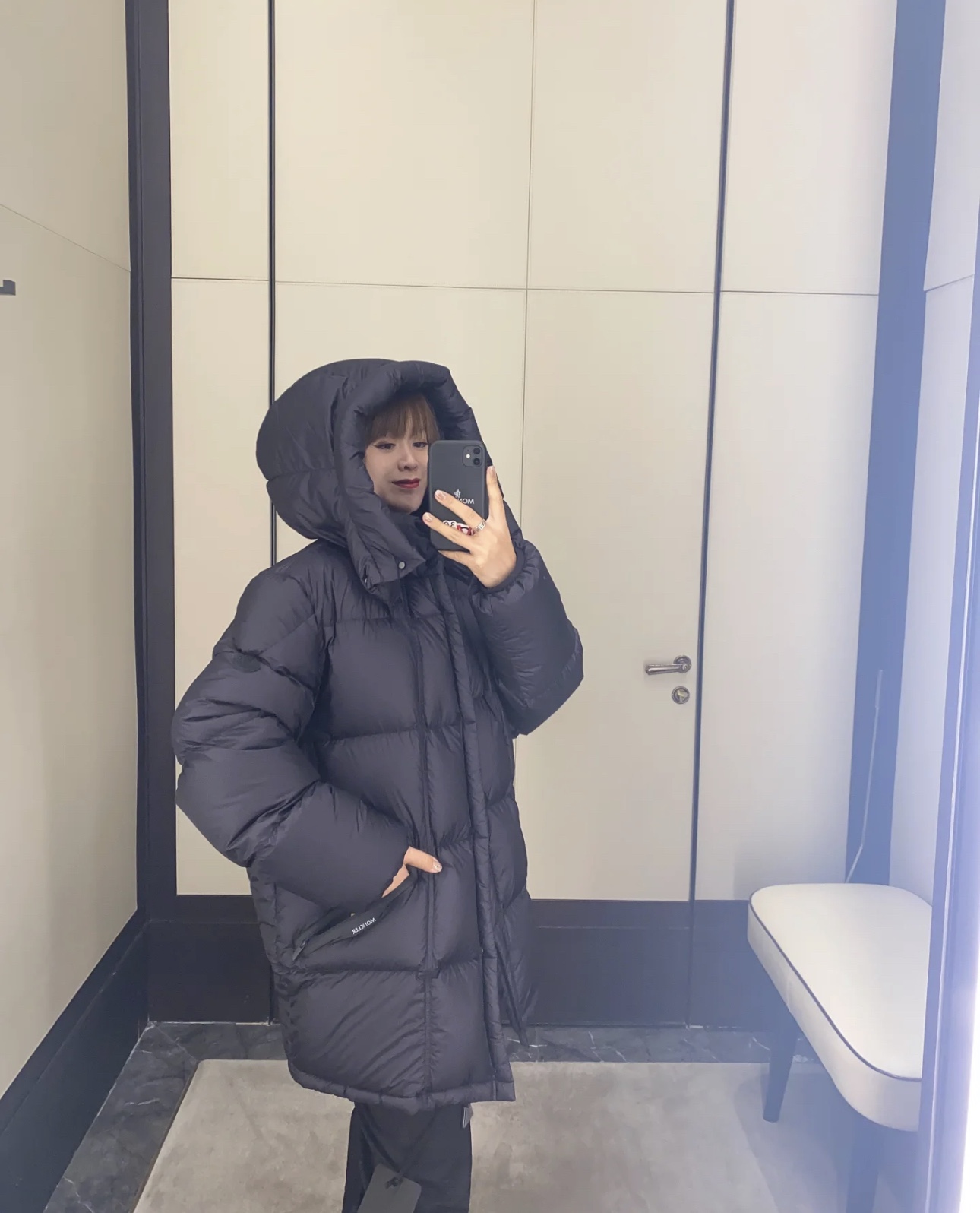 上身效果｜Moncler 黑标系列Loff Jacket中长哑光雾面羽绒外套.中长黑武士.男女上身都好看 - 画像 6