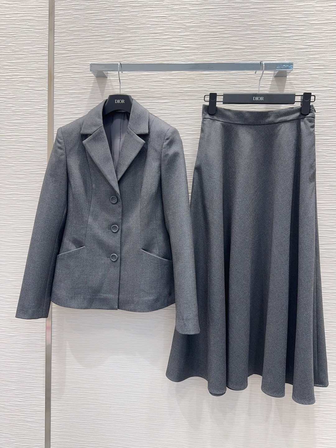 Dior 380 ファッションスーツ ファッションタイトスカート 灰色 素材：ポリエステル75% ライオン23% ナイロン2% - 画像 9