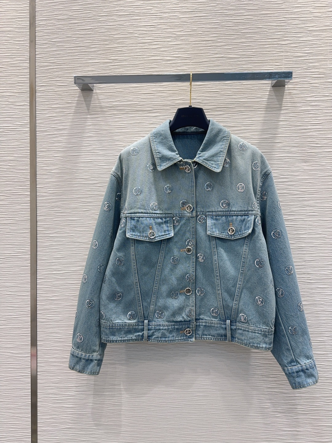 ルイ・ヴィトン 410 デニムジャケット デニム刺繍 オーバーサイズ ロゴ カラー：ライトブルー 素材：100%コットン - 画像 1