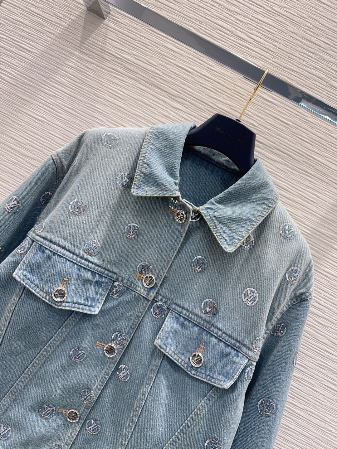 ルイ・ヴィトン 410 デニムジャケット デニム刺繍 オーバーサイズ ロゴ カラー：ライトブルー 素材：100%コットン - 画像 2