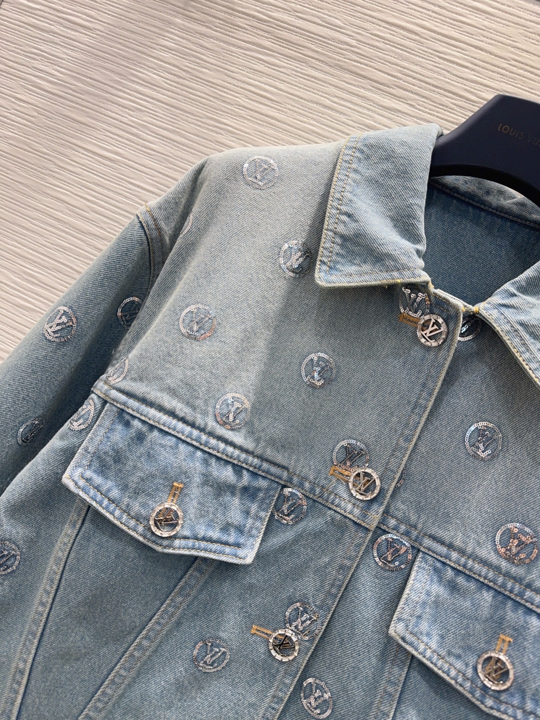 ルイ・ヴィトン 410 デニムジャケット デニム刺繍 オーバーサイズ ロゴ カラー：ライトブルー 素材：100%コットン - 画像 3