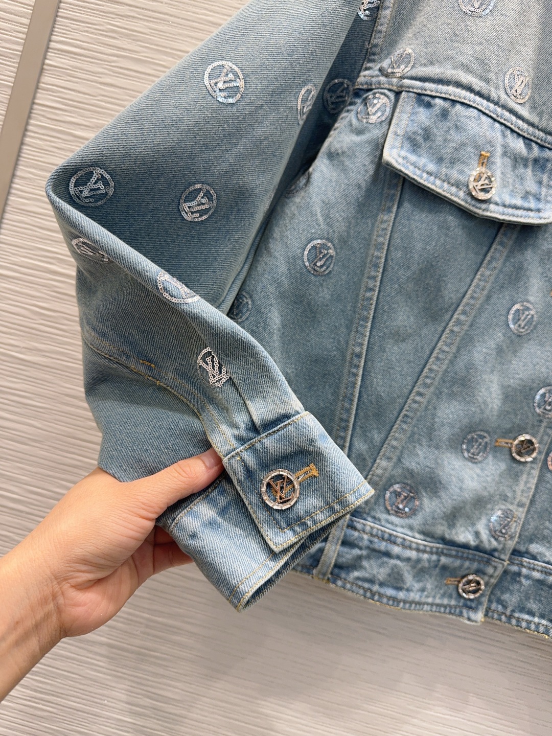 ルイ・ヴィトン 410 デニムジャケット デニム刺繍 オーバーサイズ ロゴ カラー：ライトブルー 素材：100%コットン - 画像 6