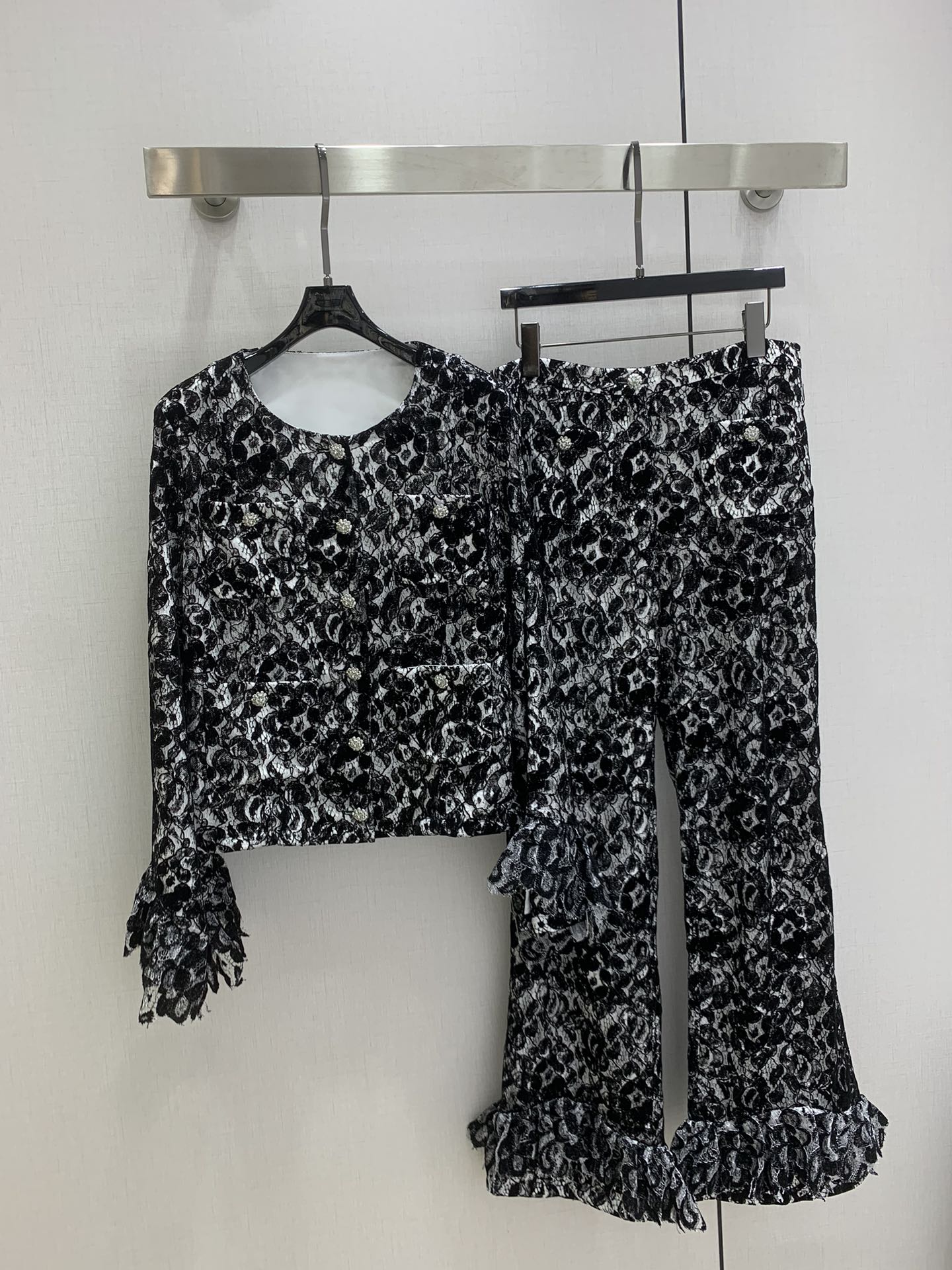 CHANE 410 フランス製レース ブラック 素材:79.1%粘纤 20.9%锦纶（含胶）植绒 100%锦纶（胶除外）里料:100%聚酯纤维 - 画像 1