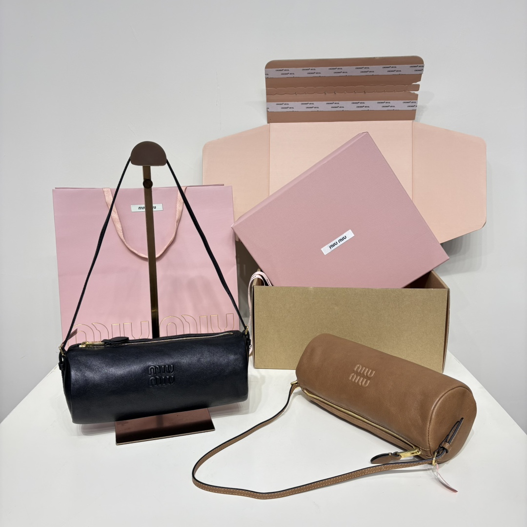 miu miu ショルダーバッグ 軽量|黒/ブラウン