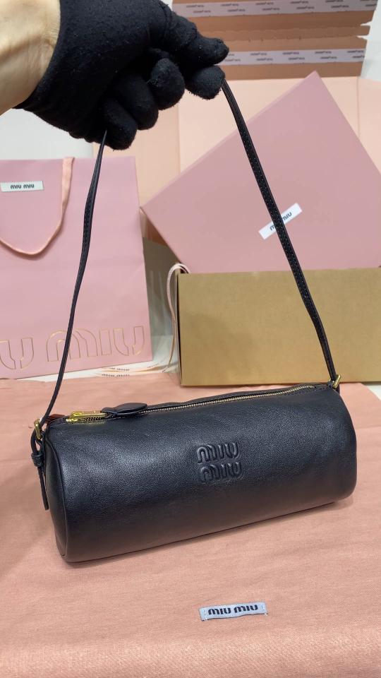 ミュウミュウ デザインショルダーバッグ|黒|軽量|コンパクト|収納力