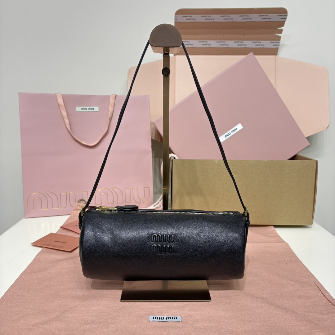 Miu Miu ショルダーバッグ ローラー型 軽量 黒